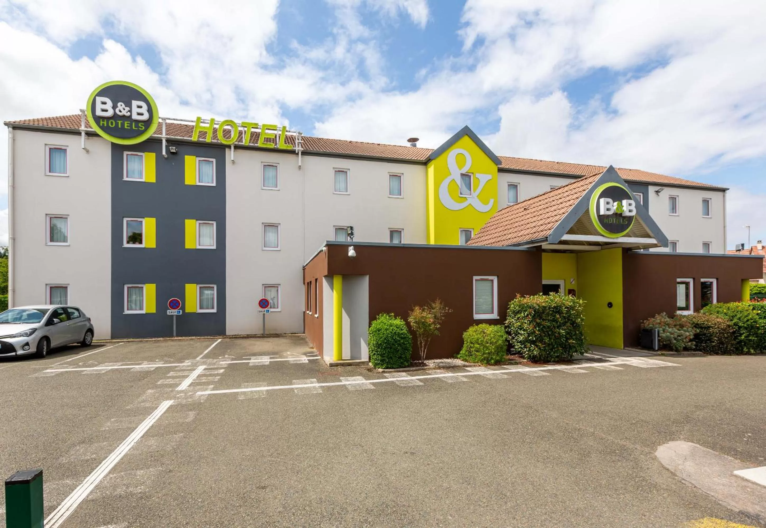 Property building in B&B HOTEL CHARTRES Le Coudray