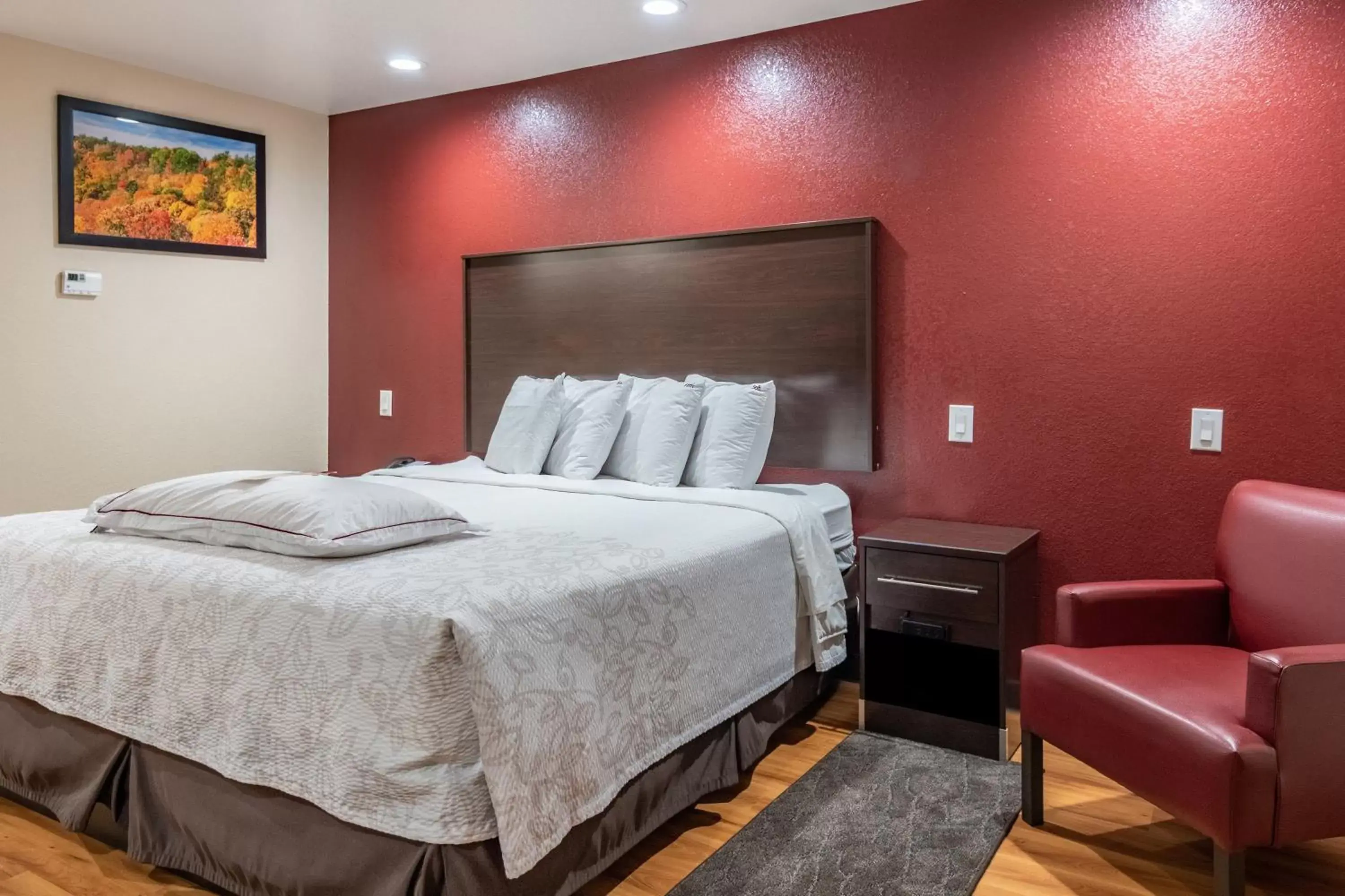 Photo of the whole room, Bed in Red Roof Inn PLUS+ Fort Worth - Burleson