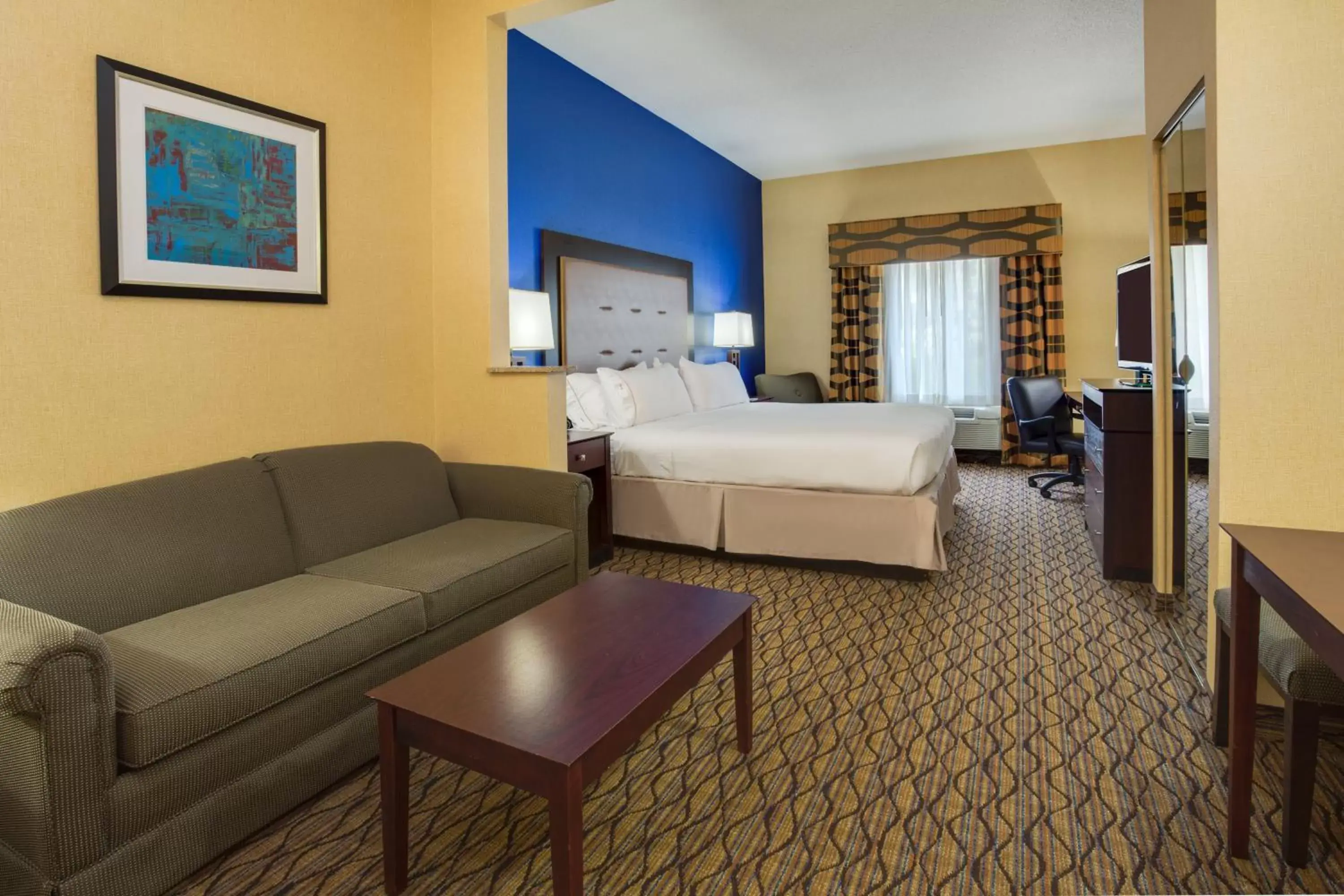 Bedroom in Holiday Inn Express Tower Center New Brunswick, an IHG Hotel