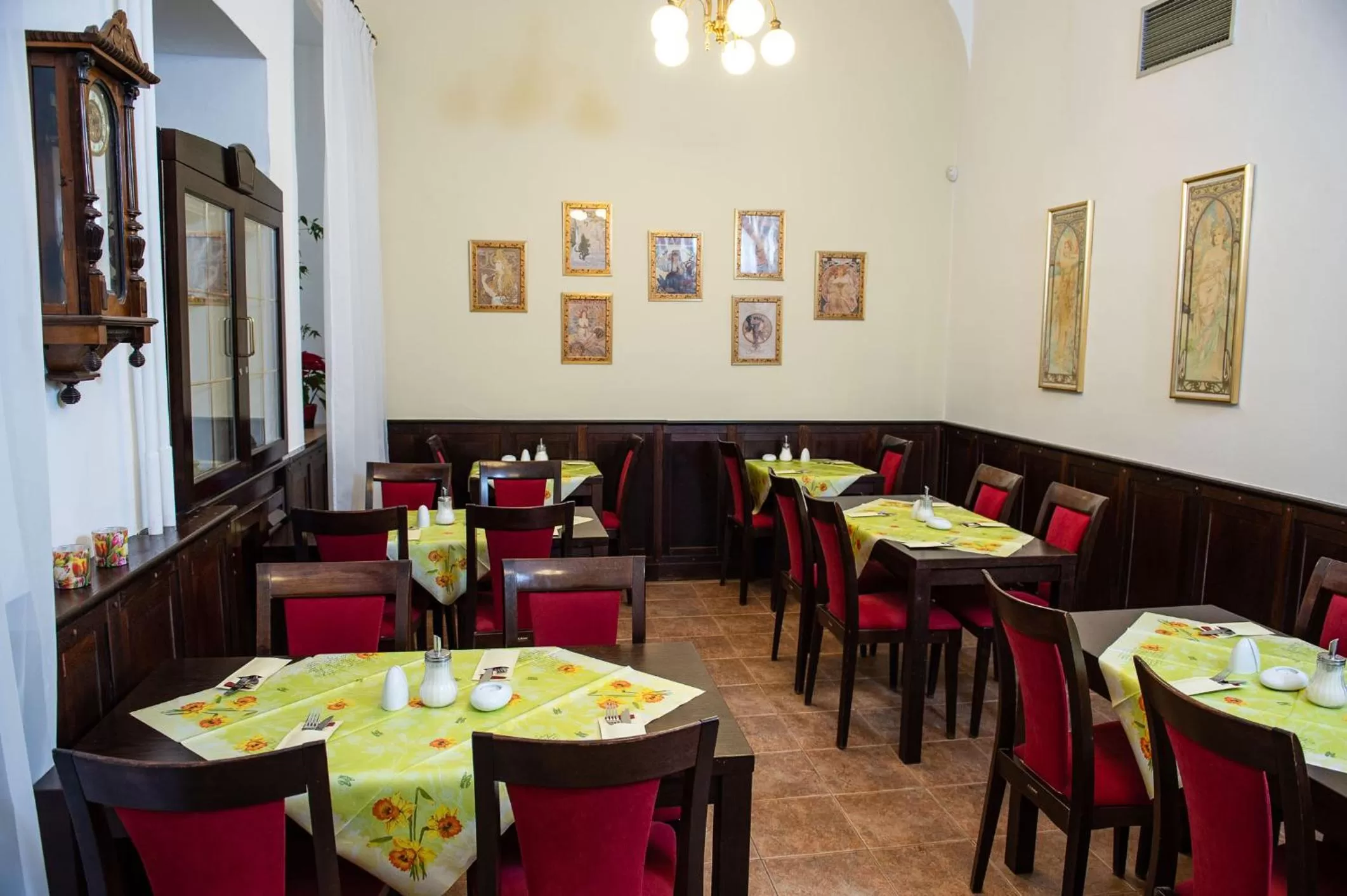 Restaurant/places to eat in Hotel Petr