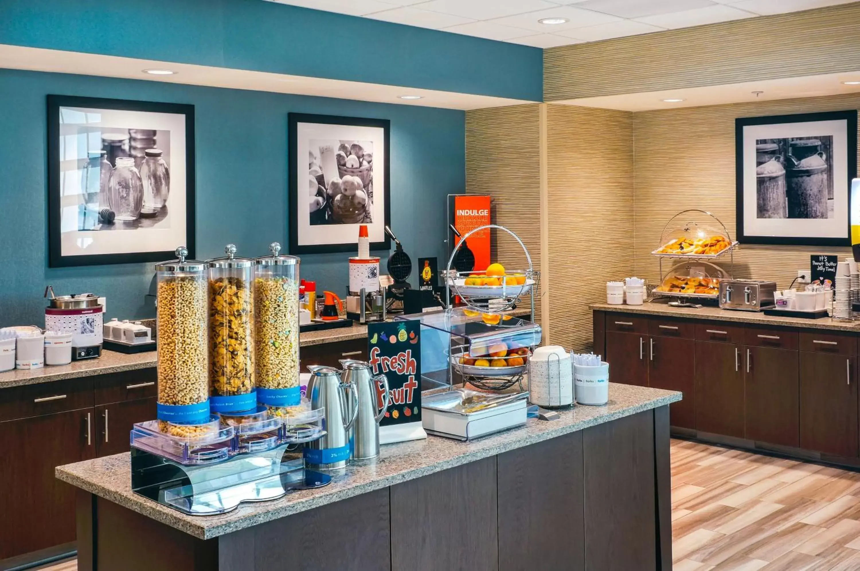 Dining area, Food in Hampton Inn & Suites by Hilton Mission Viejo Laguna San Juan Capistrano