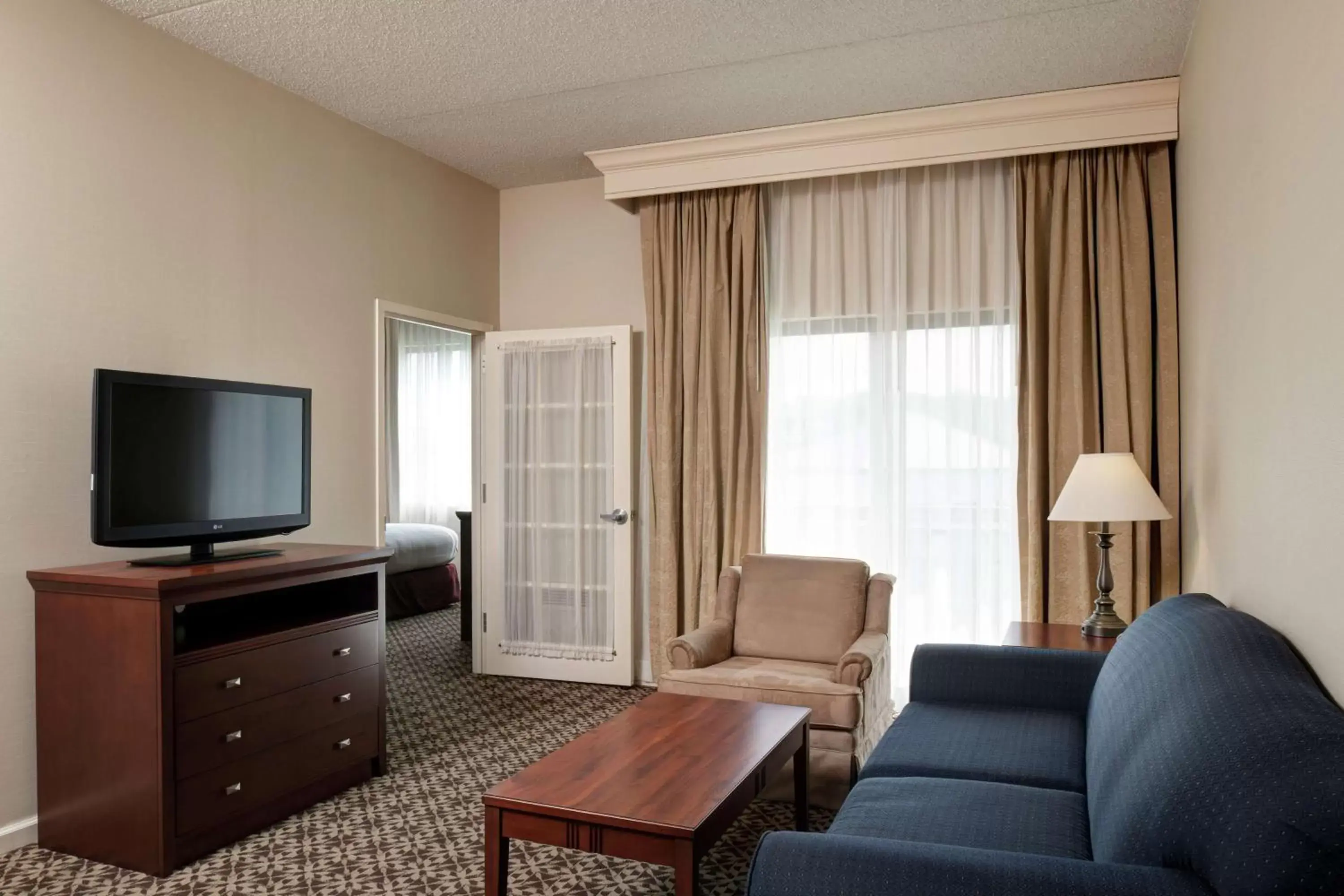 Bedroom, TV/Entertainment Center in DoubleTree Suites by Hilton Mount Laurel