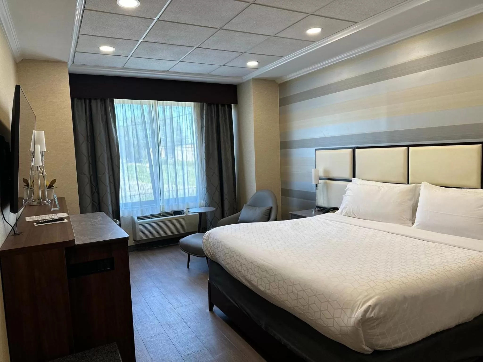 Photo of the whole room, Bed in Holiday Inn Plainview-Long Island by IHG