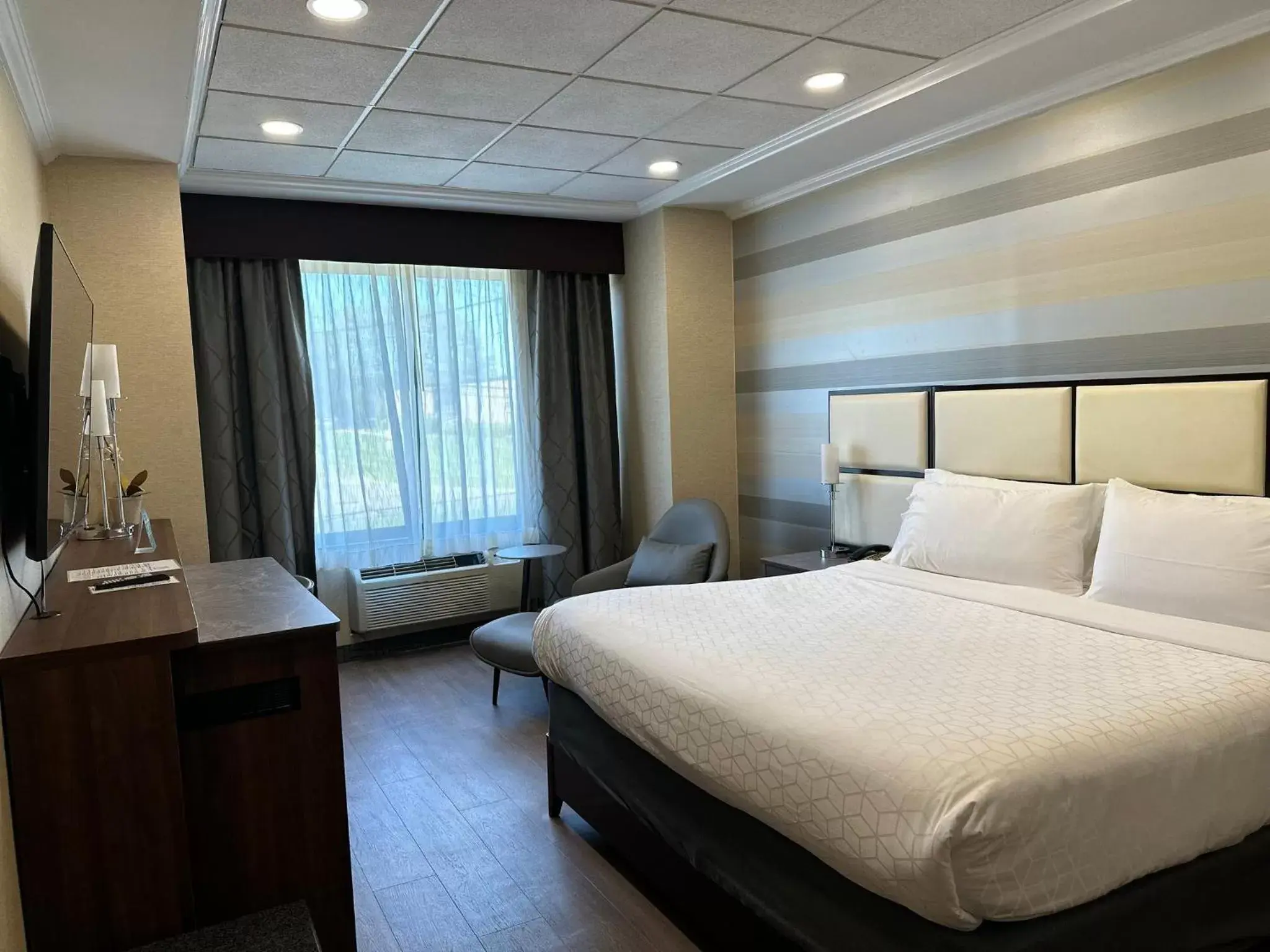 Photo of the whole room, Bed in Holiday Inn Plainview-Long Island by IHG Photo of the whole room, Bed in Holiday Inn Plainview-Long Island by IHG