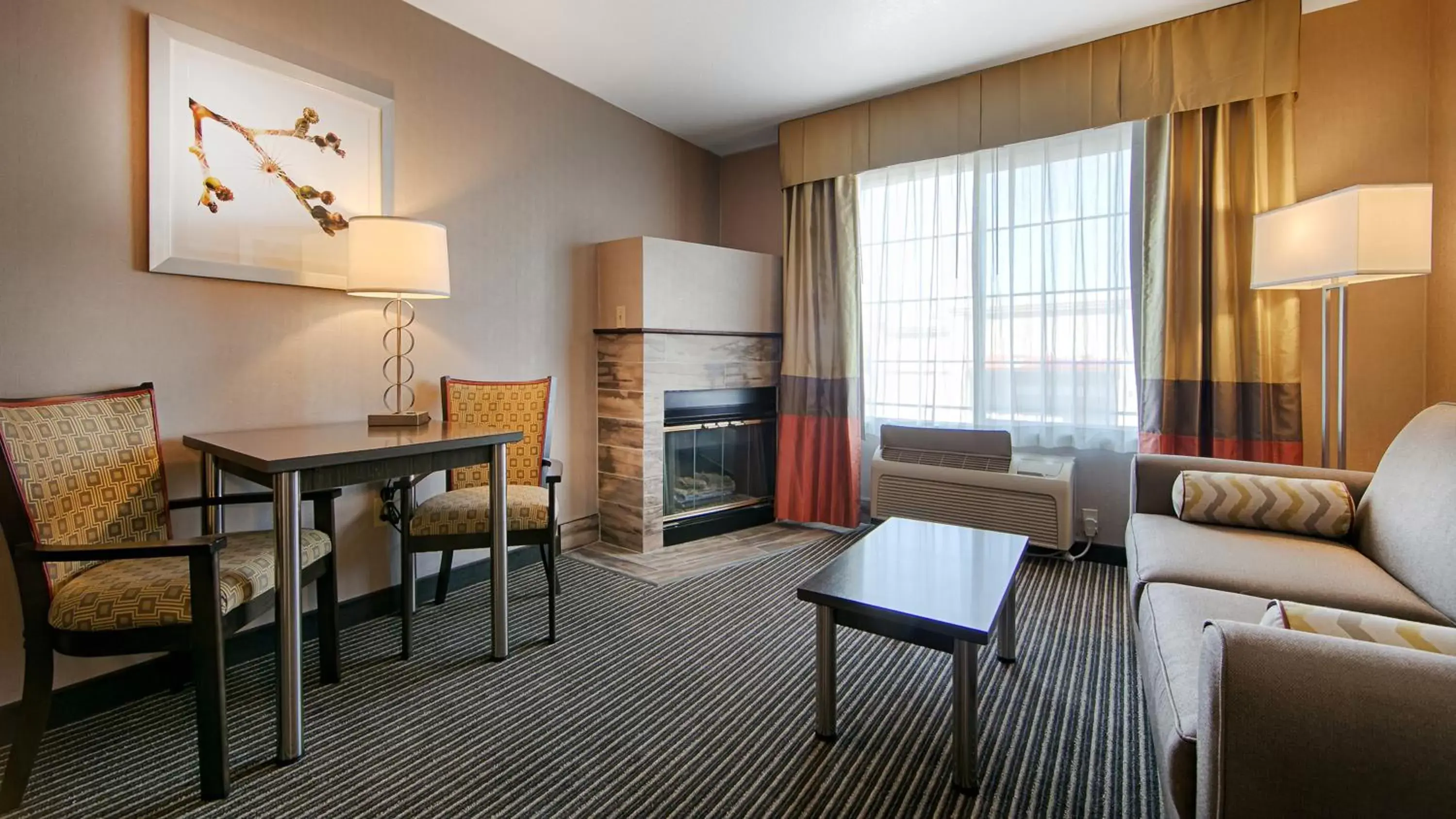 Living room, Lounge/Bar in Best Western Plus Rama Inn & Suites