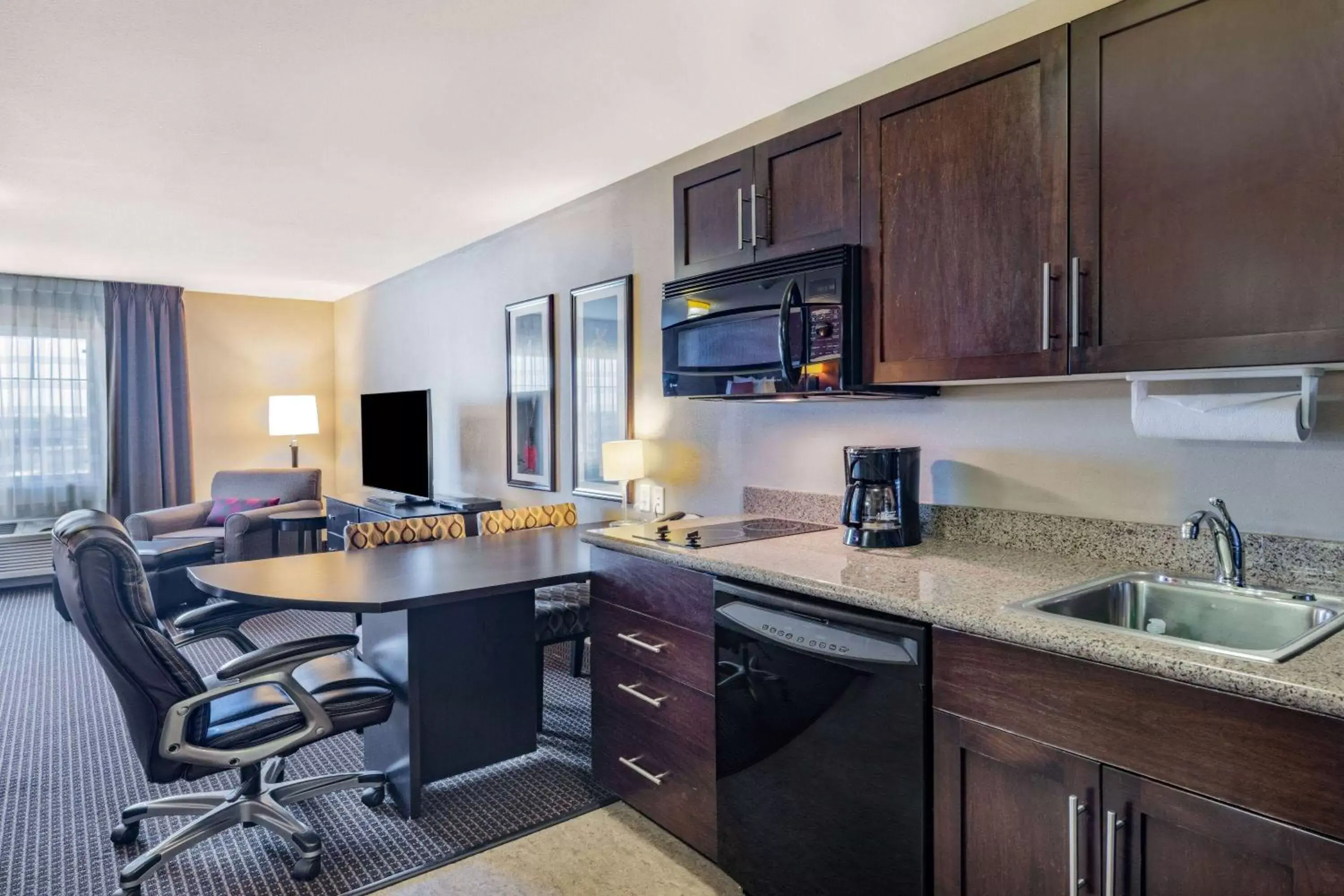 Bed, Kitchen/Kitchenette in Hawthorn Suites by Wyndham Williston