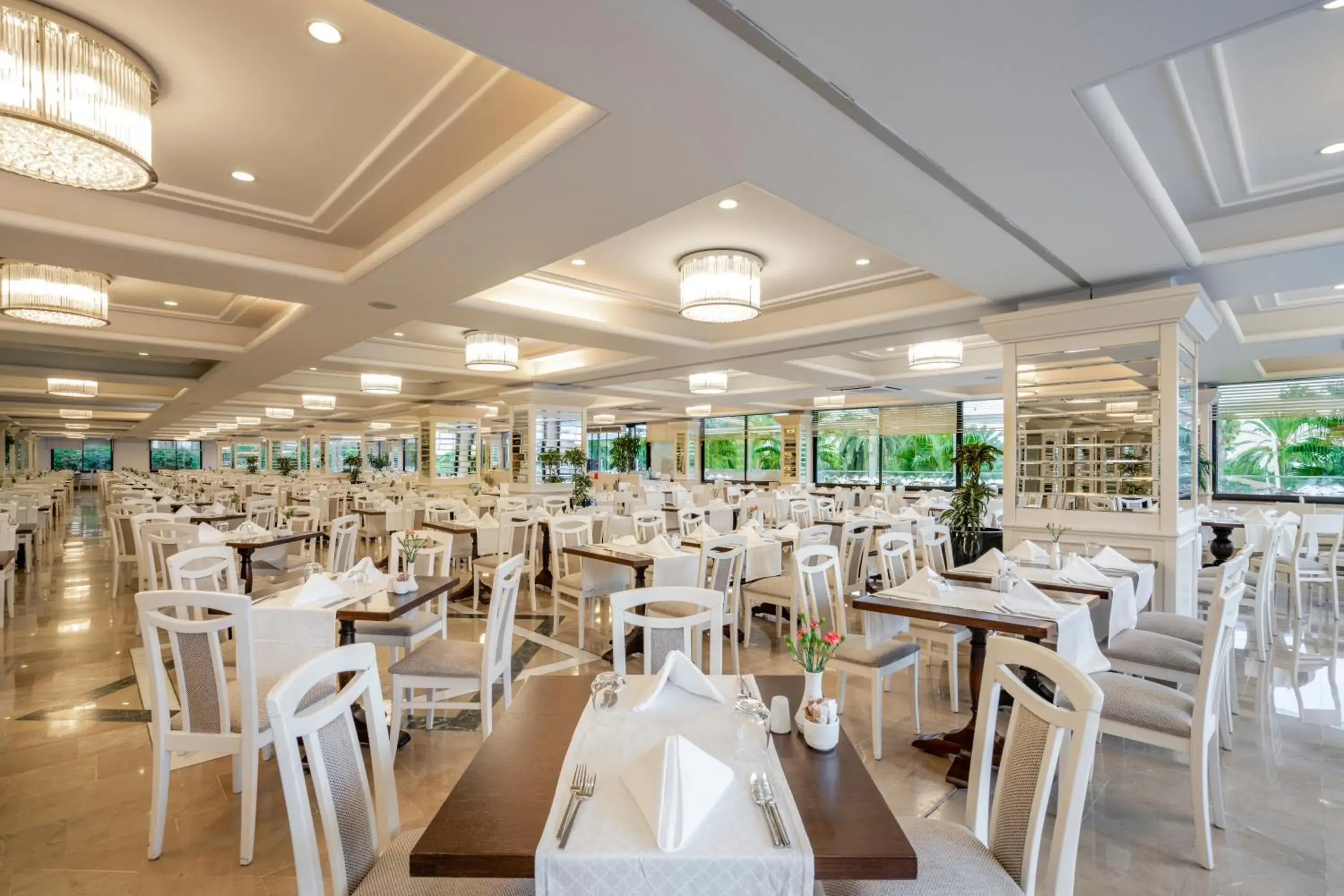 Restaurant/Places to Eat in Bellis Deluxe Hotel
