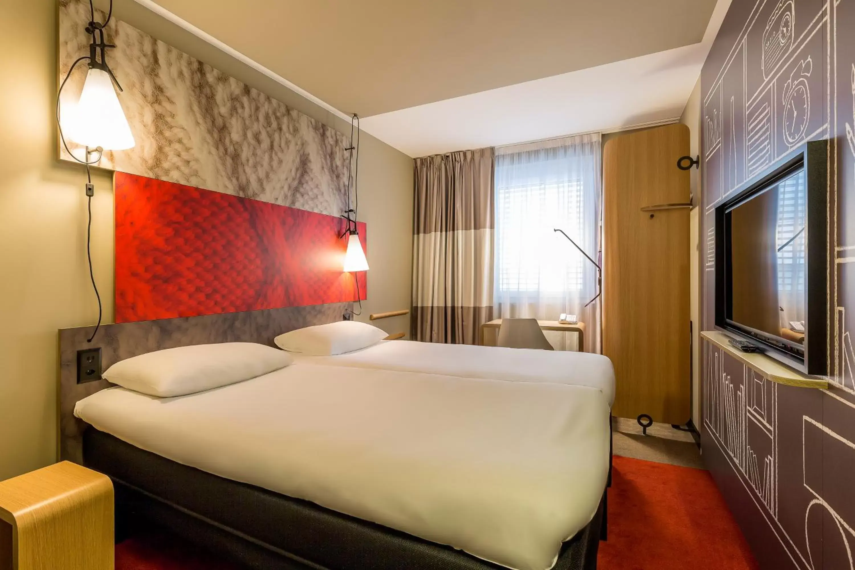 TV and multimedia, Bed in ibis Geneve Centre Lac