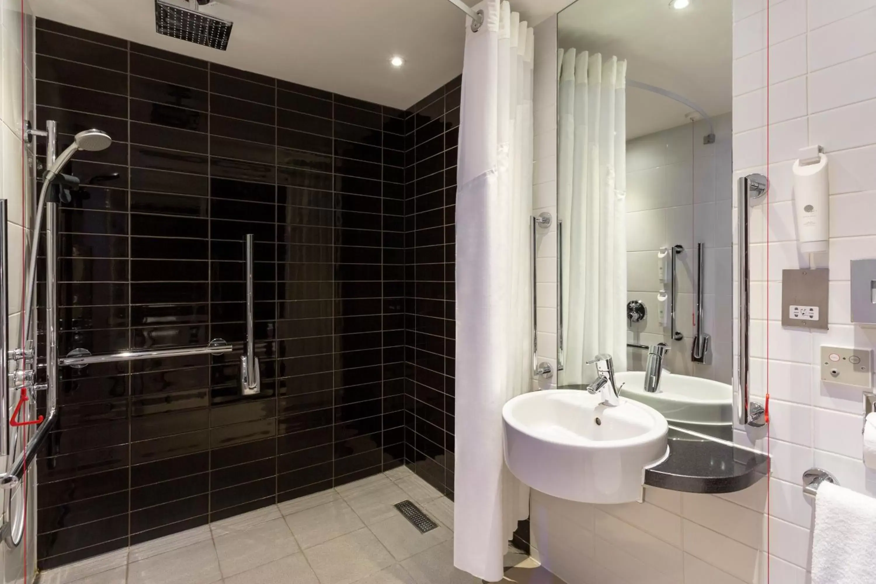 Photo of the whole room, Bathroom in Holiday Inn Express Southwark, an IHG Hotel