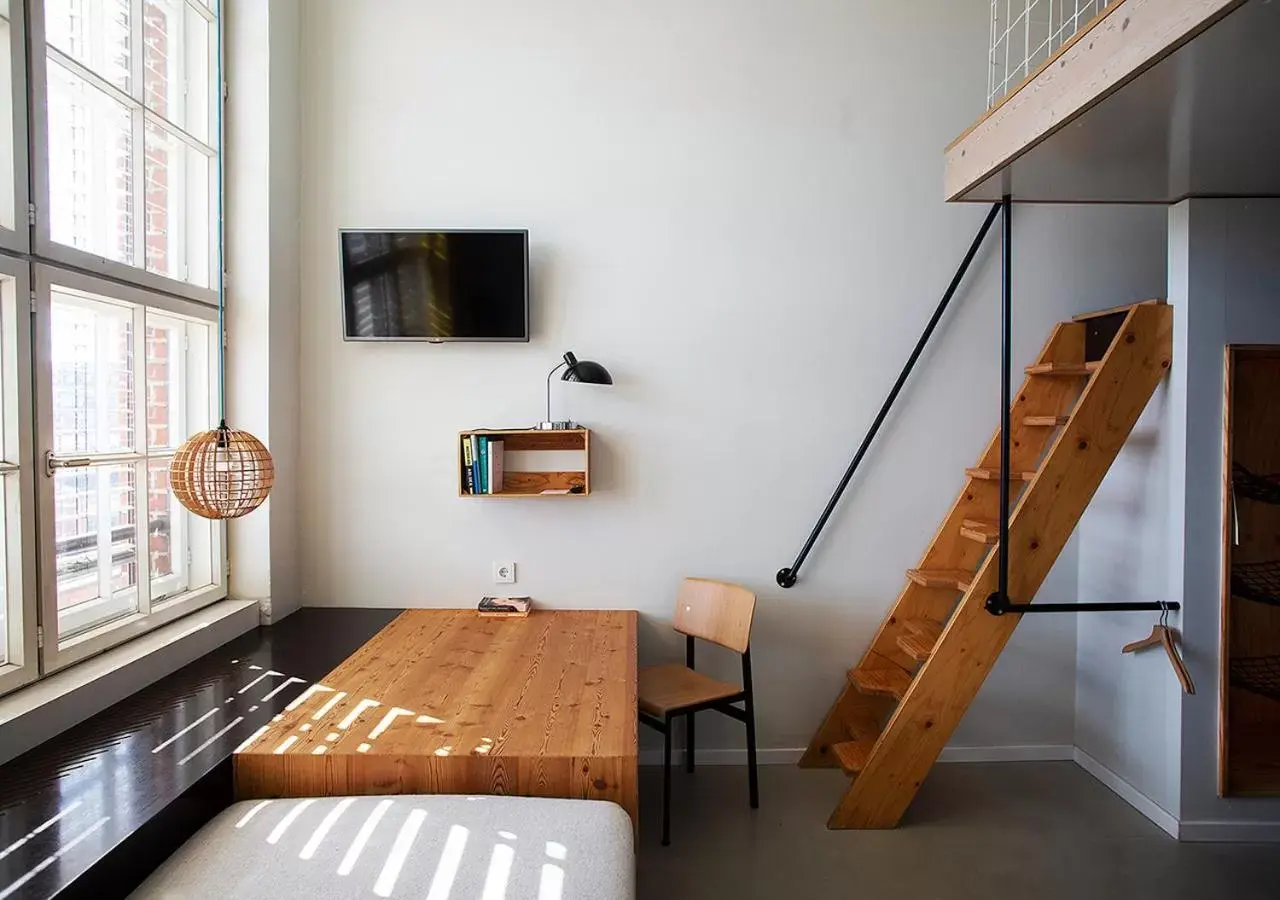 TV and multimedia, Bed in Michelberger Hotel TV and multimedia, Bed in Michelberger Hotel