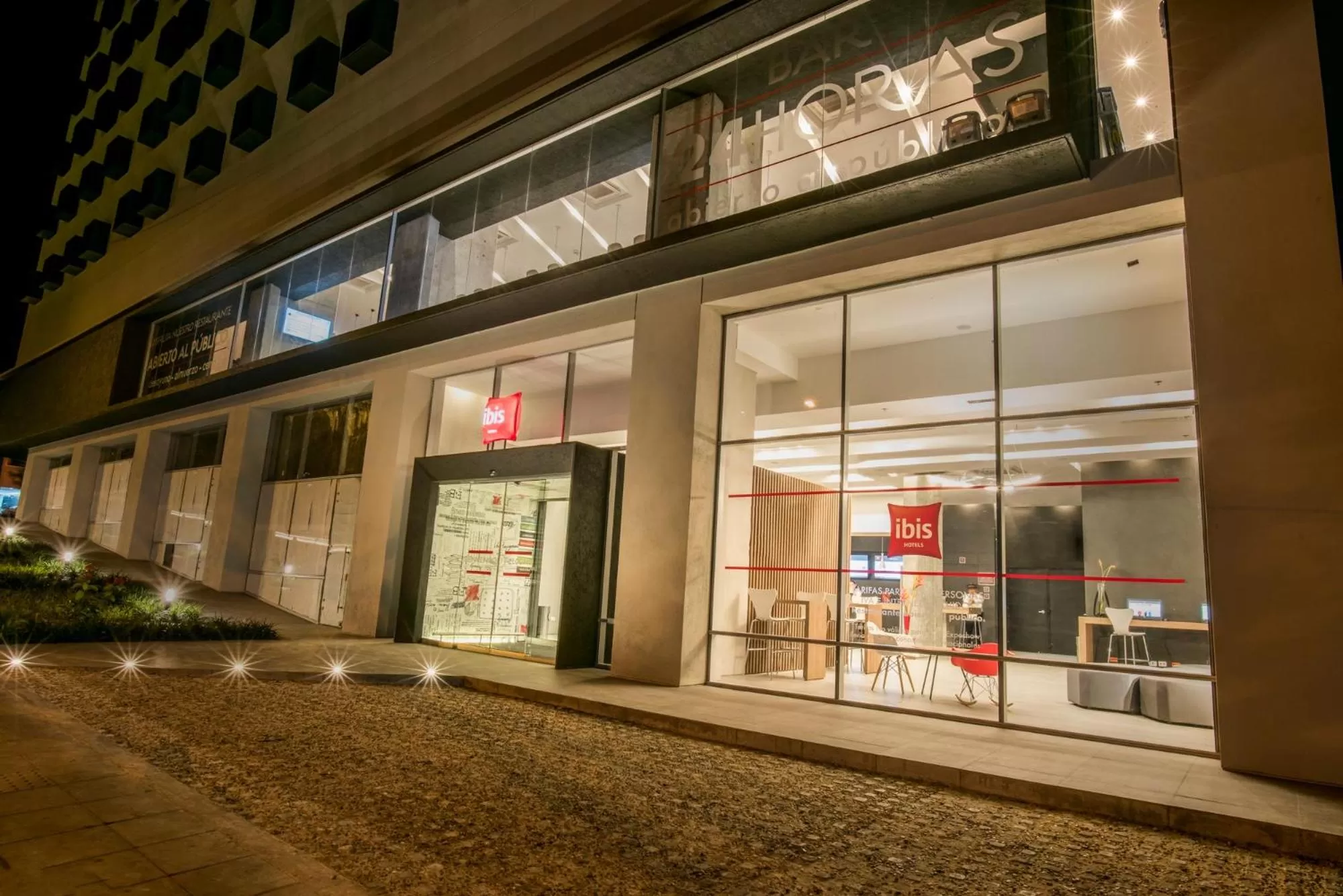 Facade/entrance in Hotel Ibis Cali Granada