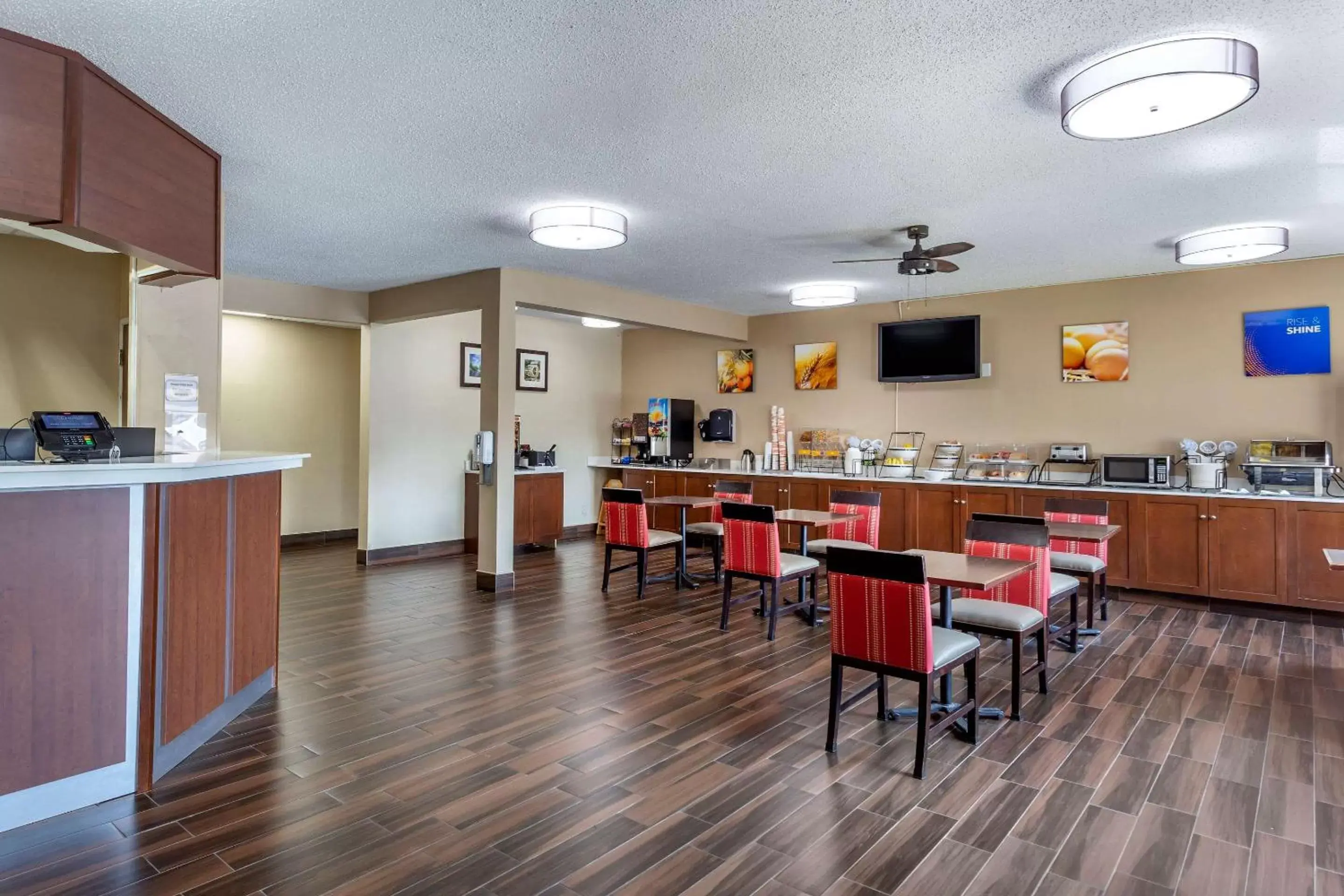 Restaurant/Places to Eat in Comfort Inn Rockford near Casino District