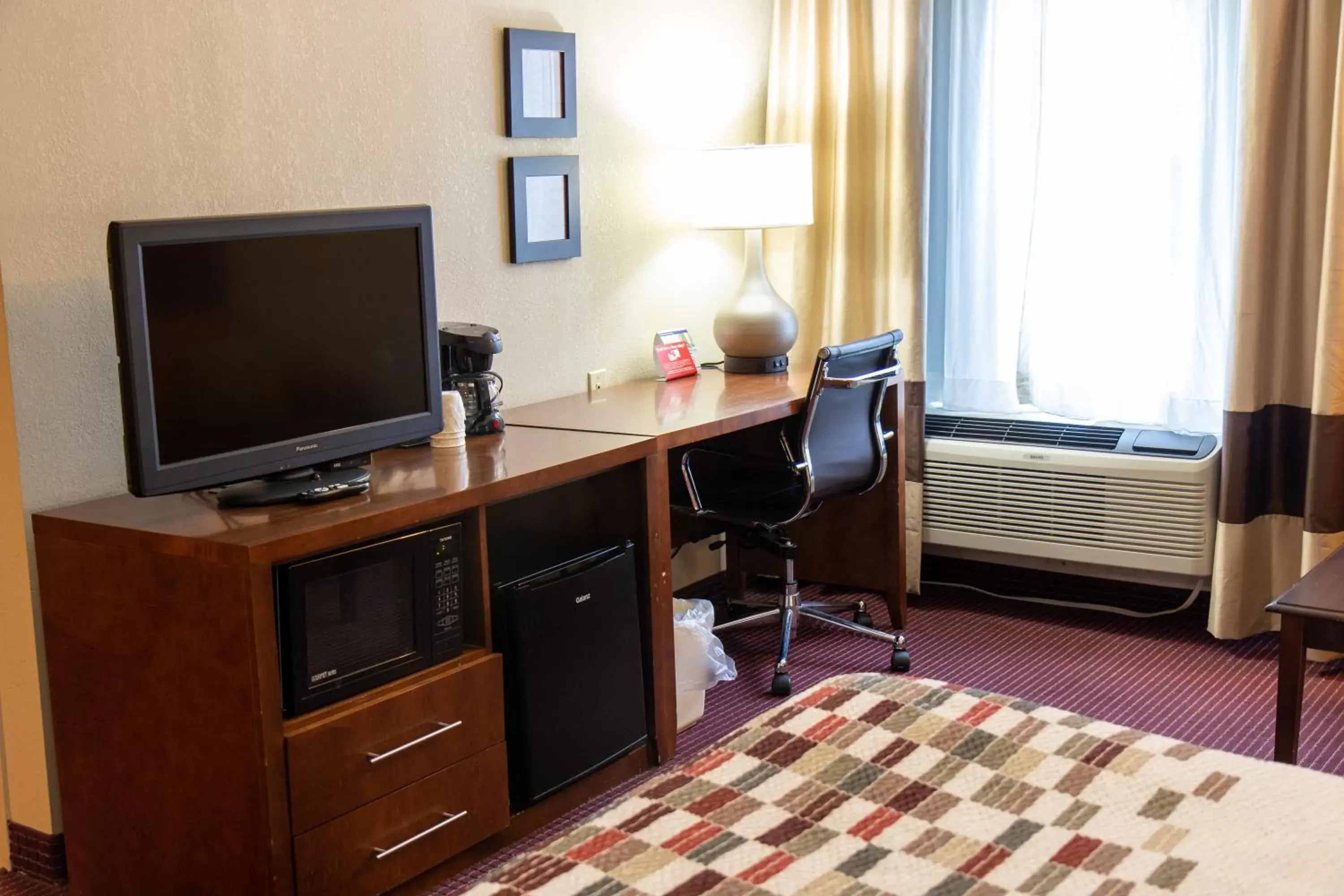 TV and multimedia, TV/Entertainment Center in Red Roof Inn Newport News - Yorktown