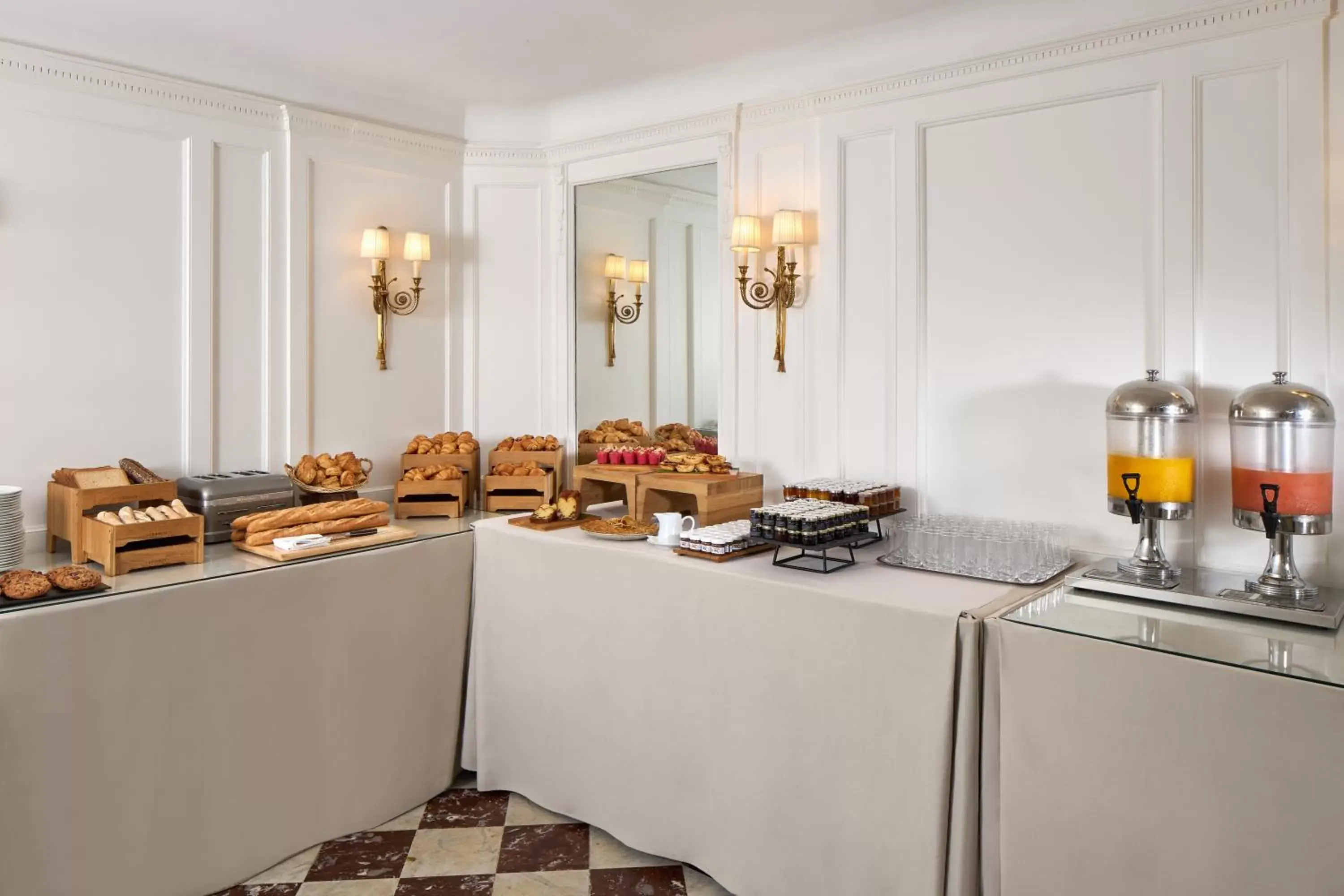Breakfast, Kitchen/Kitchenette in Hôtel Regina Louvre