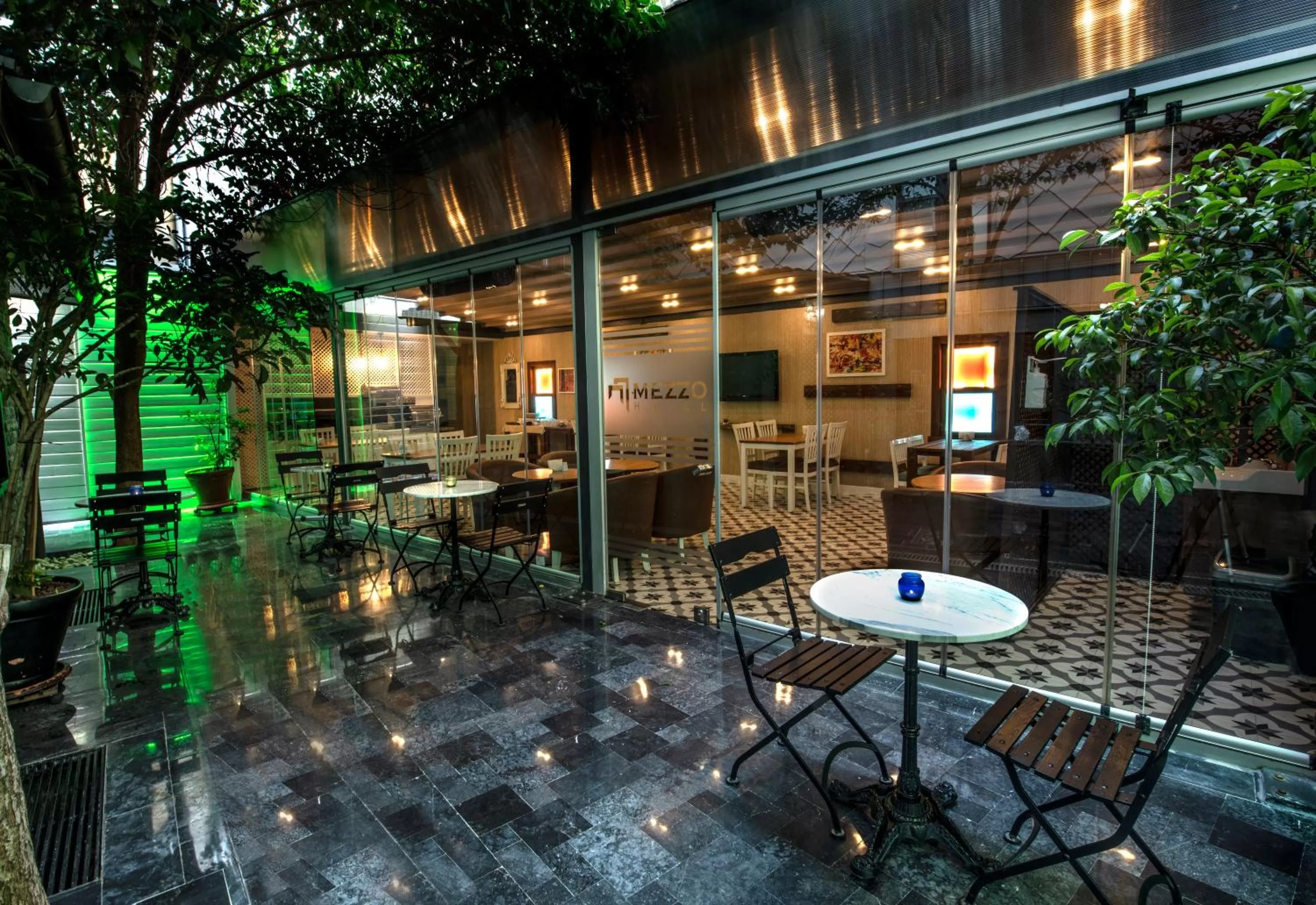 Patio in Mezzo Hotel