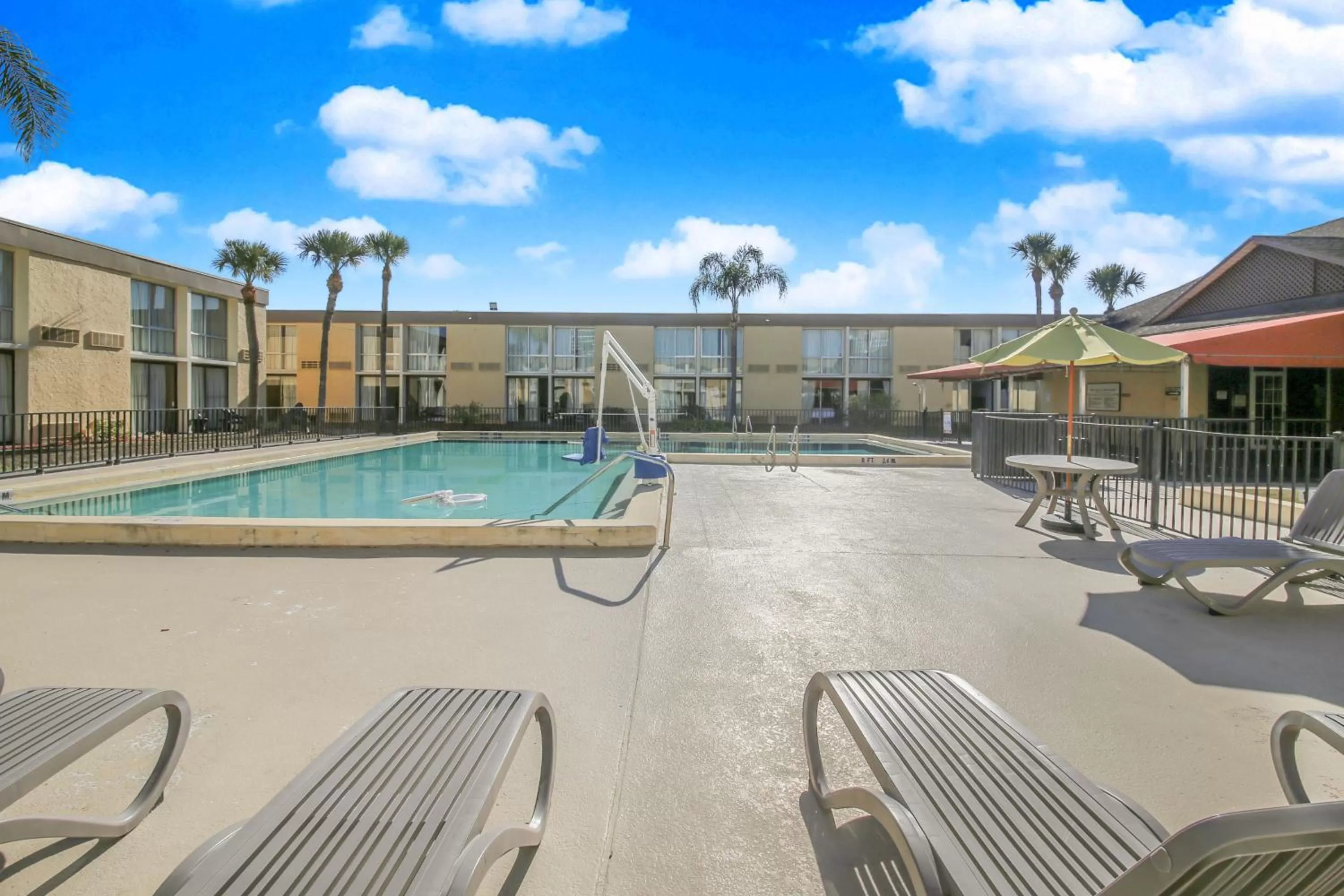 Swimming pool in Floridian Express International Drive