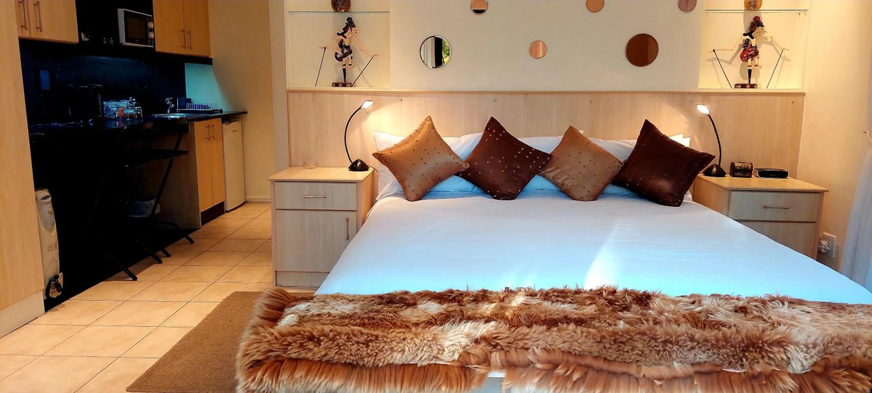 Kitchen or kitchenette, Bed in Riversong Guest House