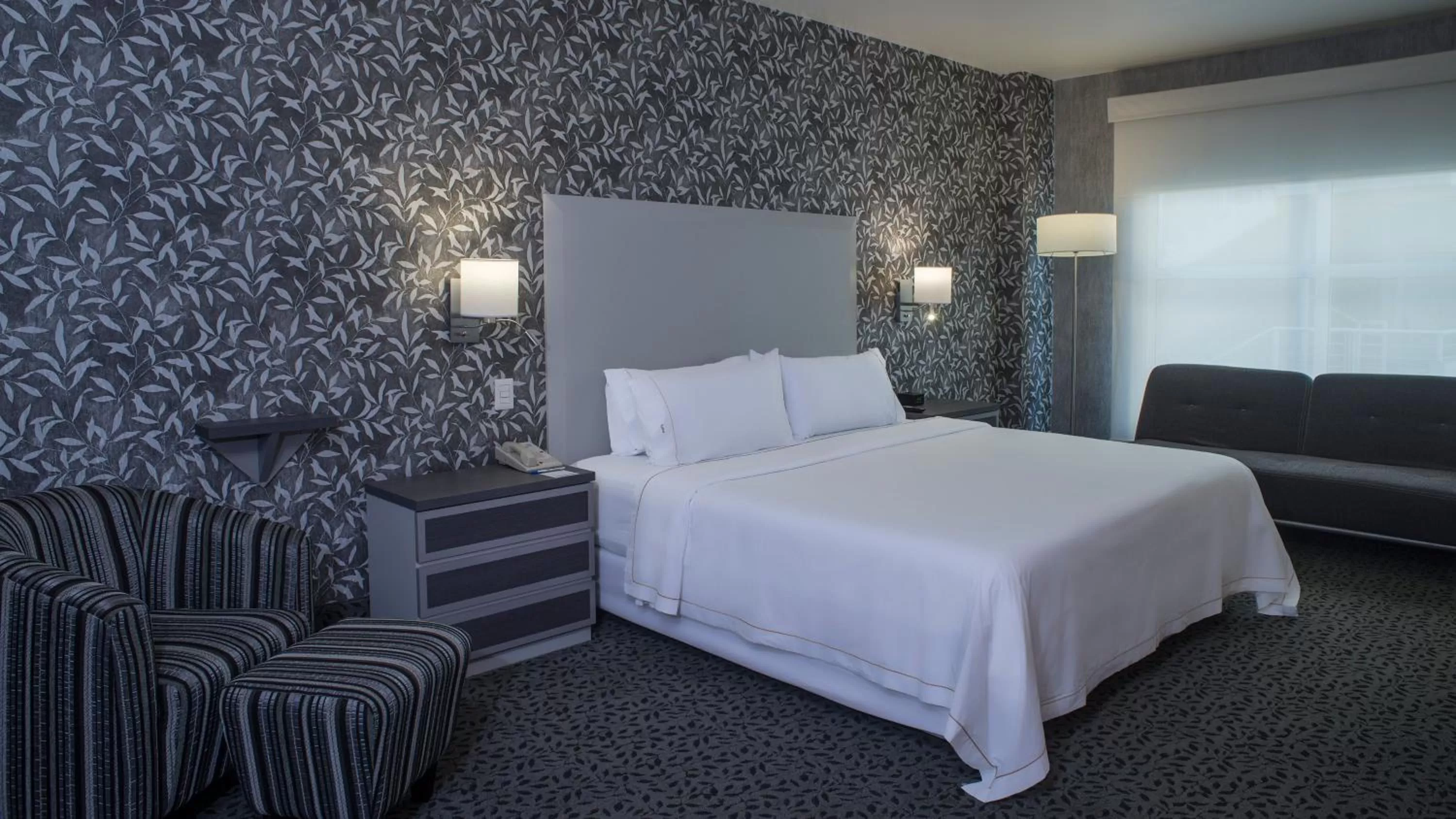 Photo of the whole room, Bed in Holiday Inn Express & Suites Queretaro by IHG