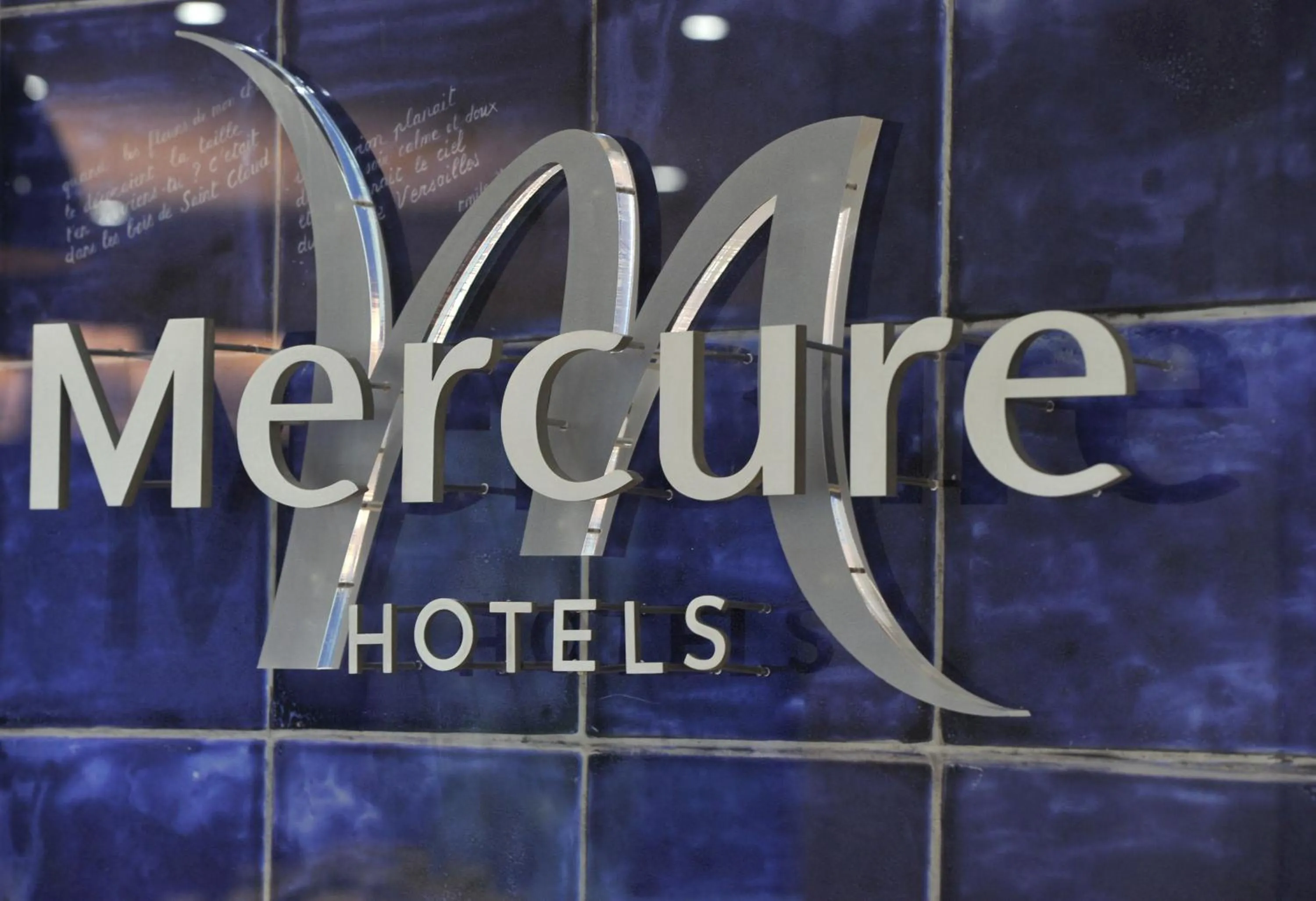Property logo or sign in Mercure Paris Saint Cloud Hippodrome