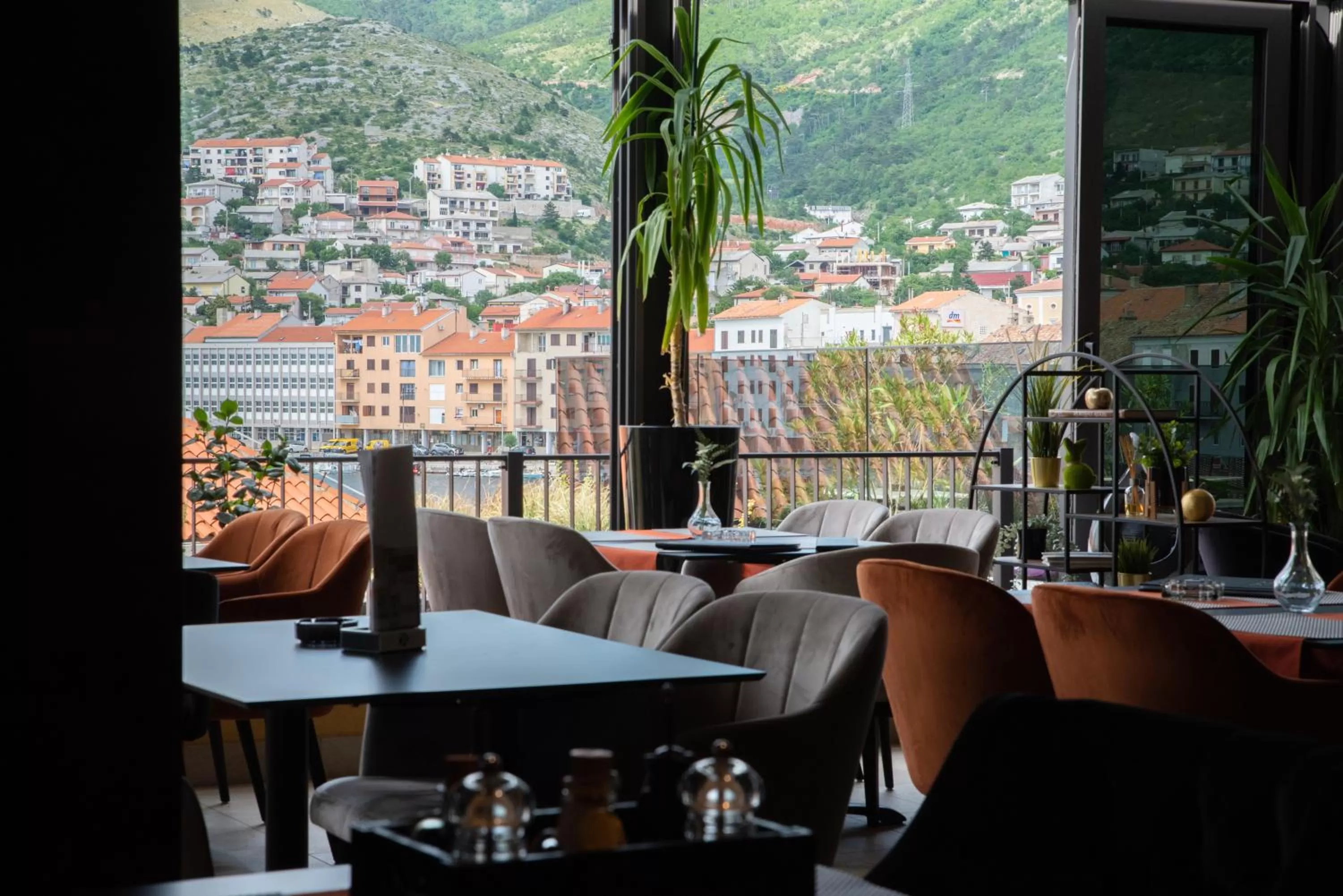 Restaurant/places to eat in Hotel Meduza