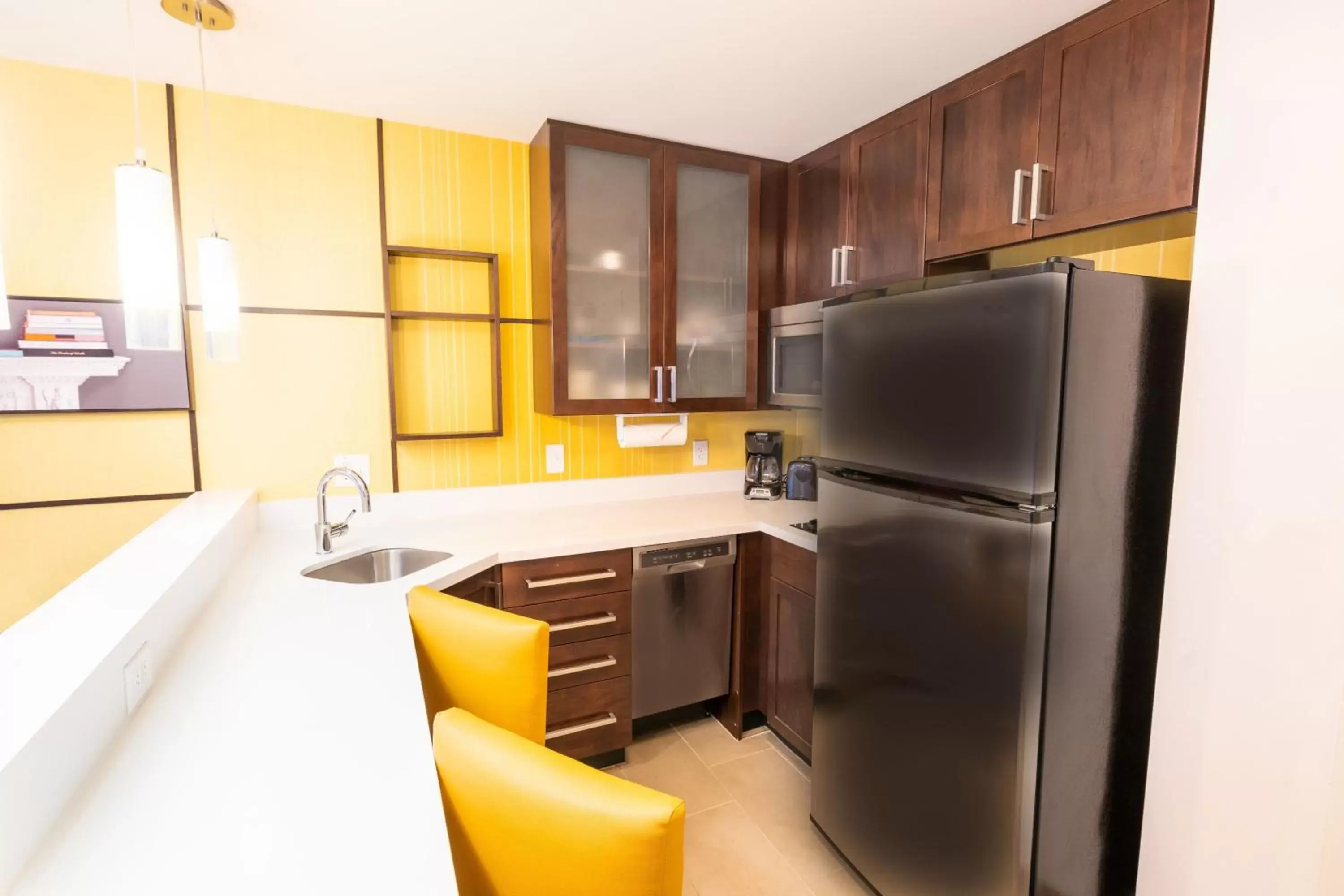 Kitchen or kitchenette, TV/Entertainment Center in Residence Inn by Marriott Youngstown Warren/Niles