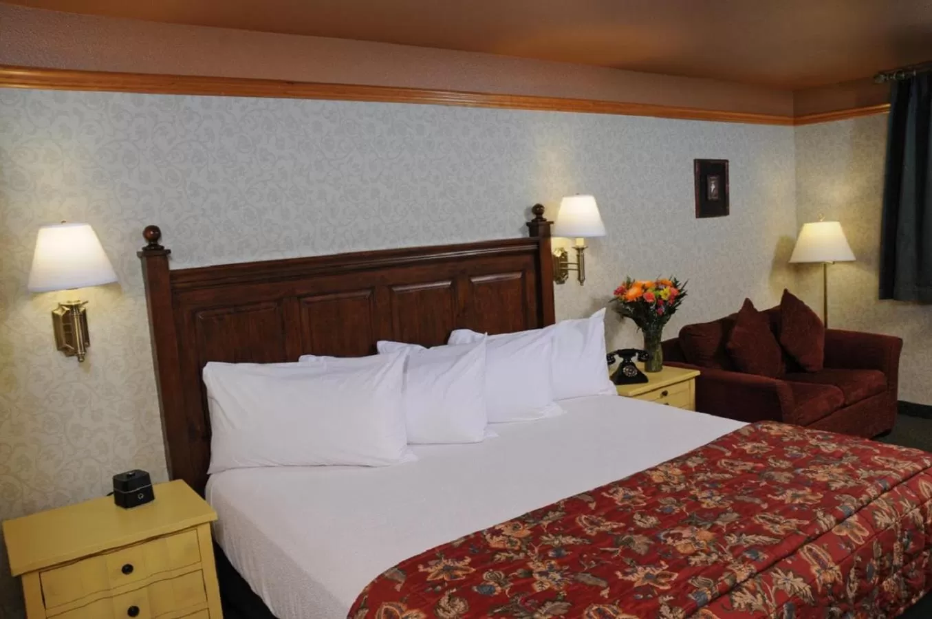 Bedroom, Bed in Pike's Waterfront Lodge