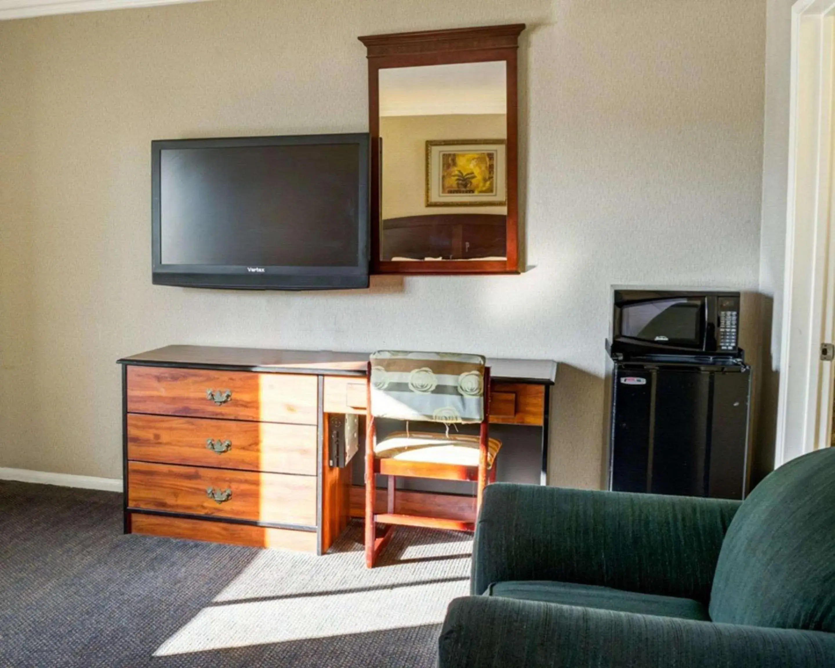Photo of the whole room in Rodeway Inn near Venice Beach Photo of the whole room in Rodeway Inn near Venice Beach
