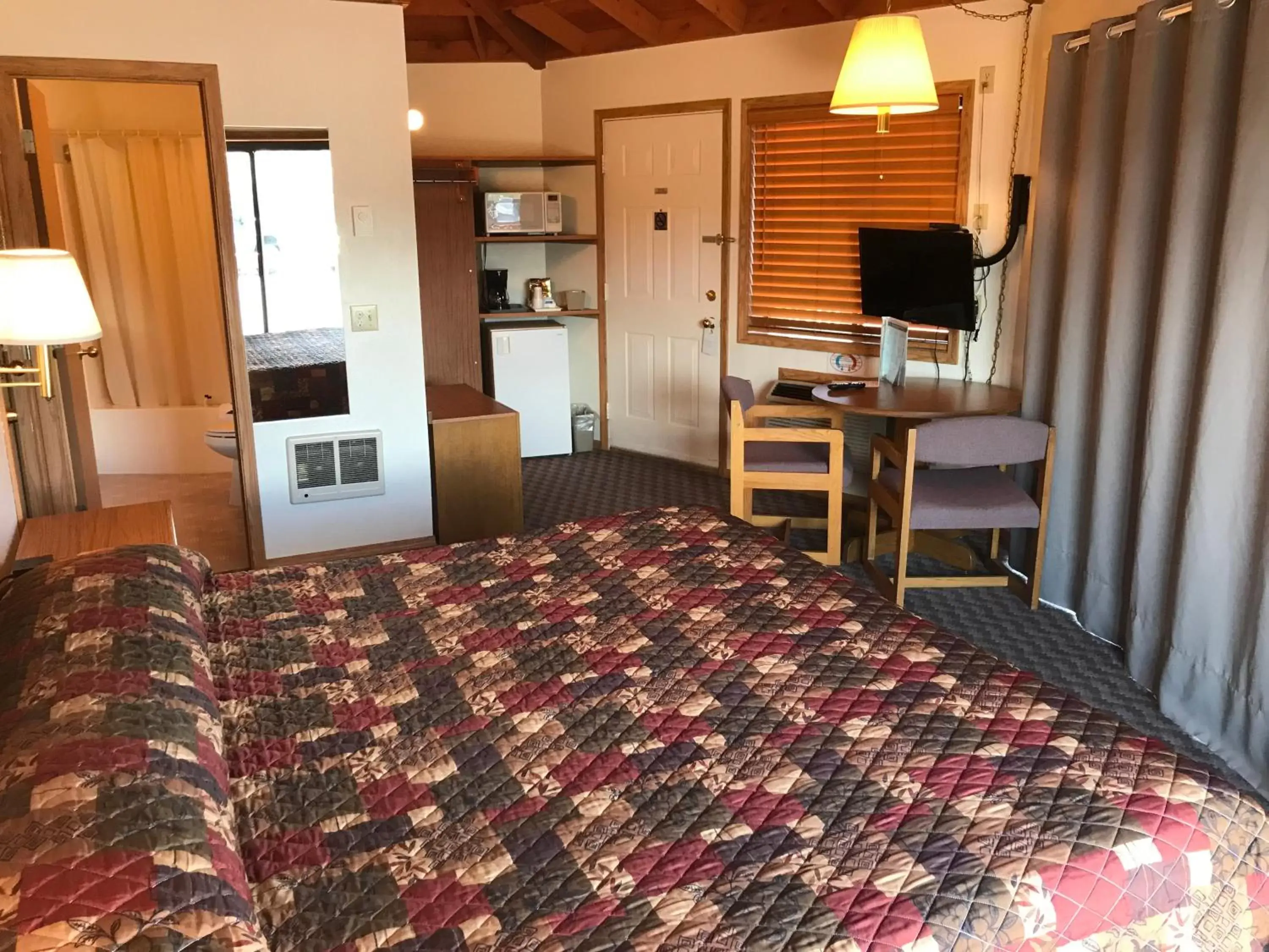 Photo of the whole room, Bed in Smith Rock Resort