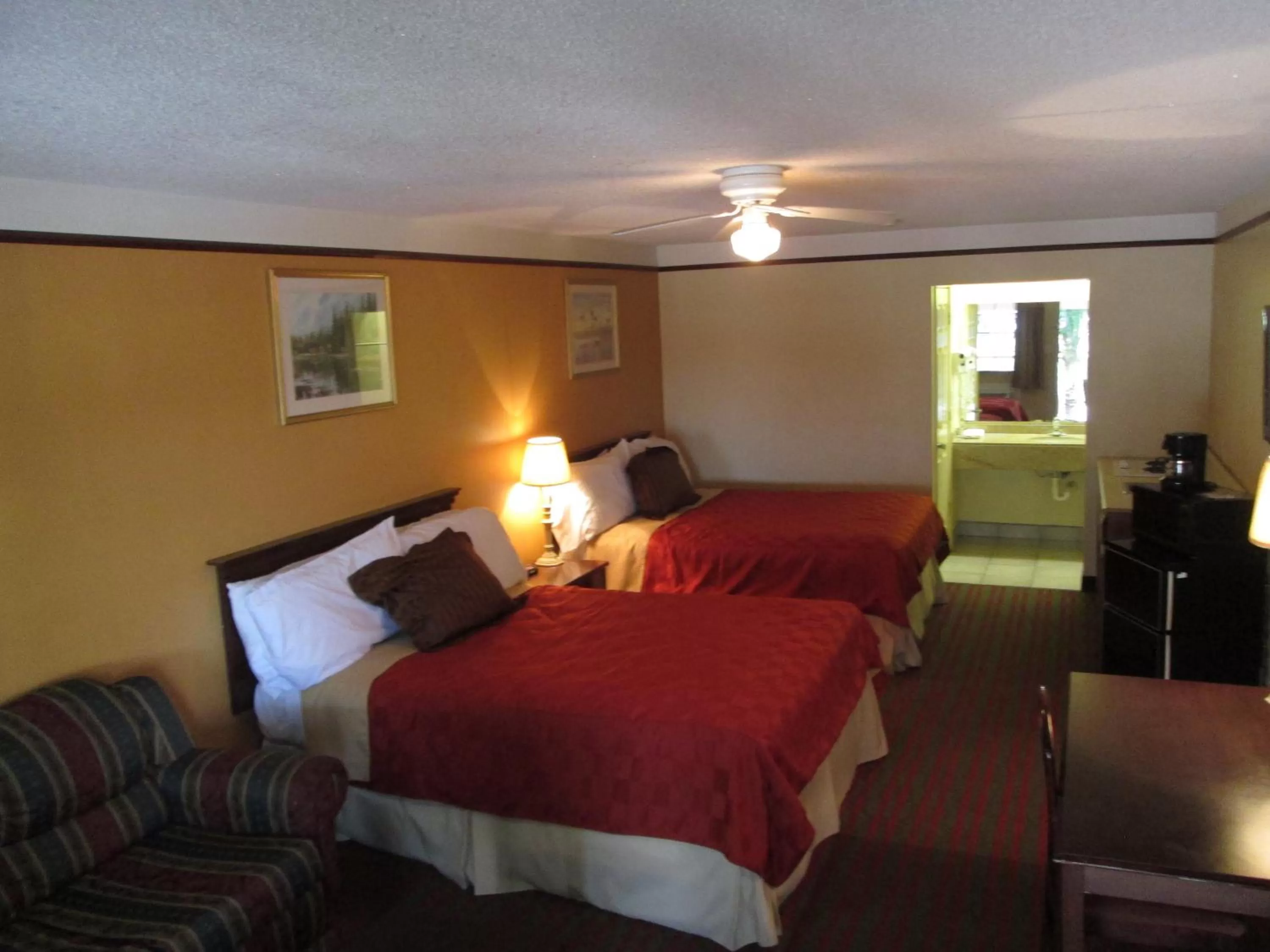 Living room, Bed in Deluxe Inn and Suites
