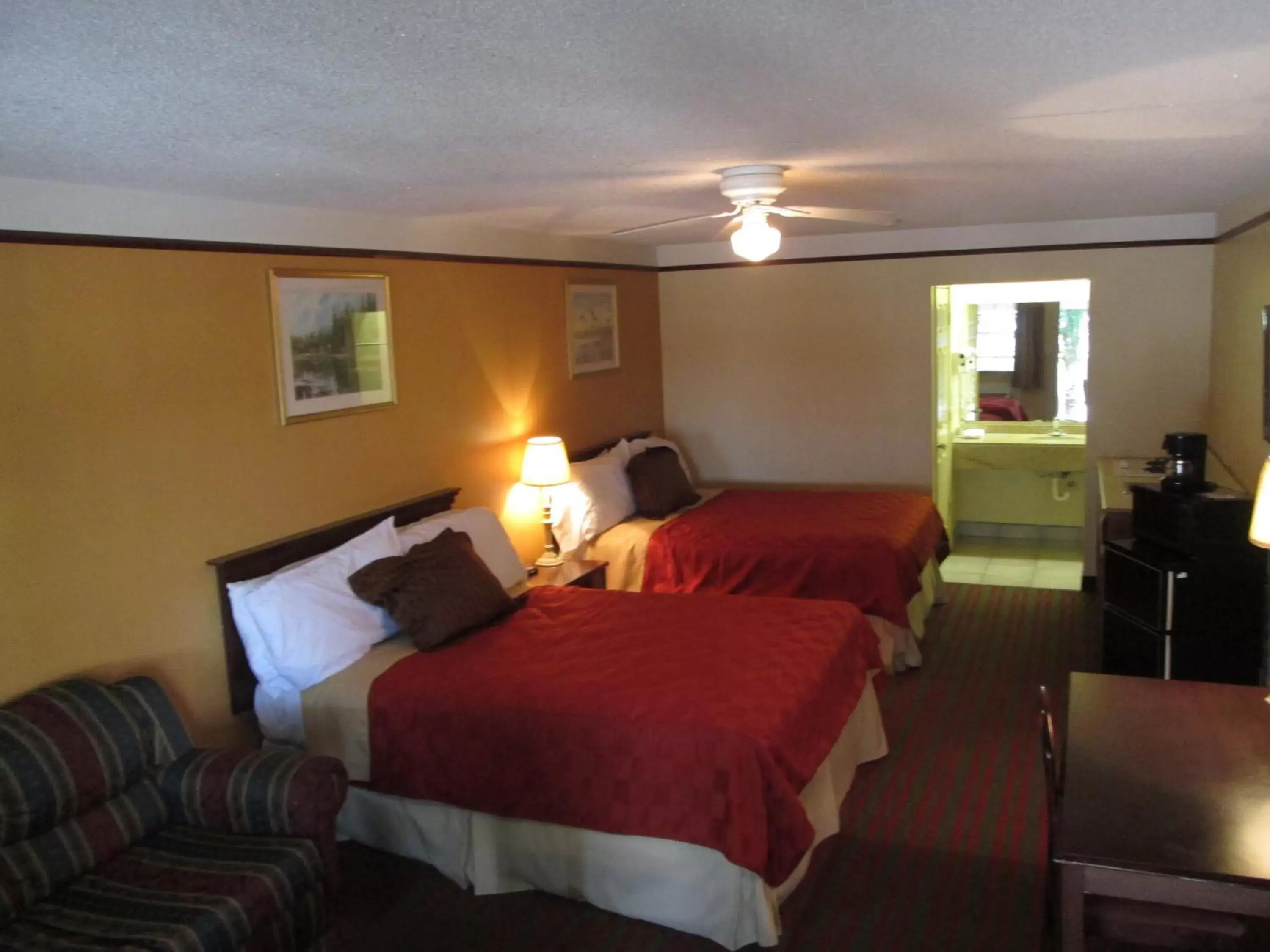 Living room, Bed in Deluxe Inn and Suites