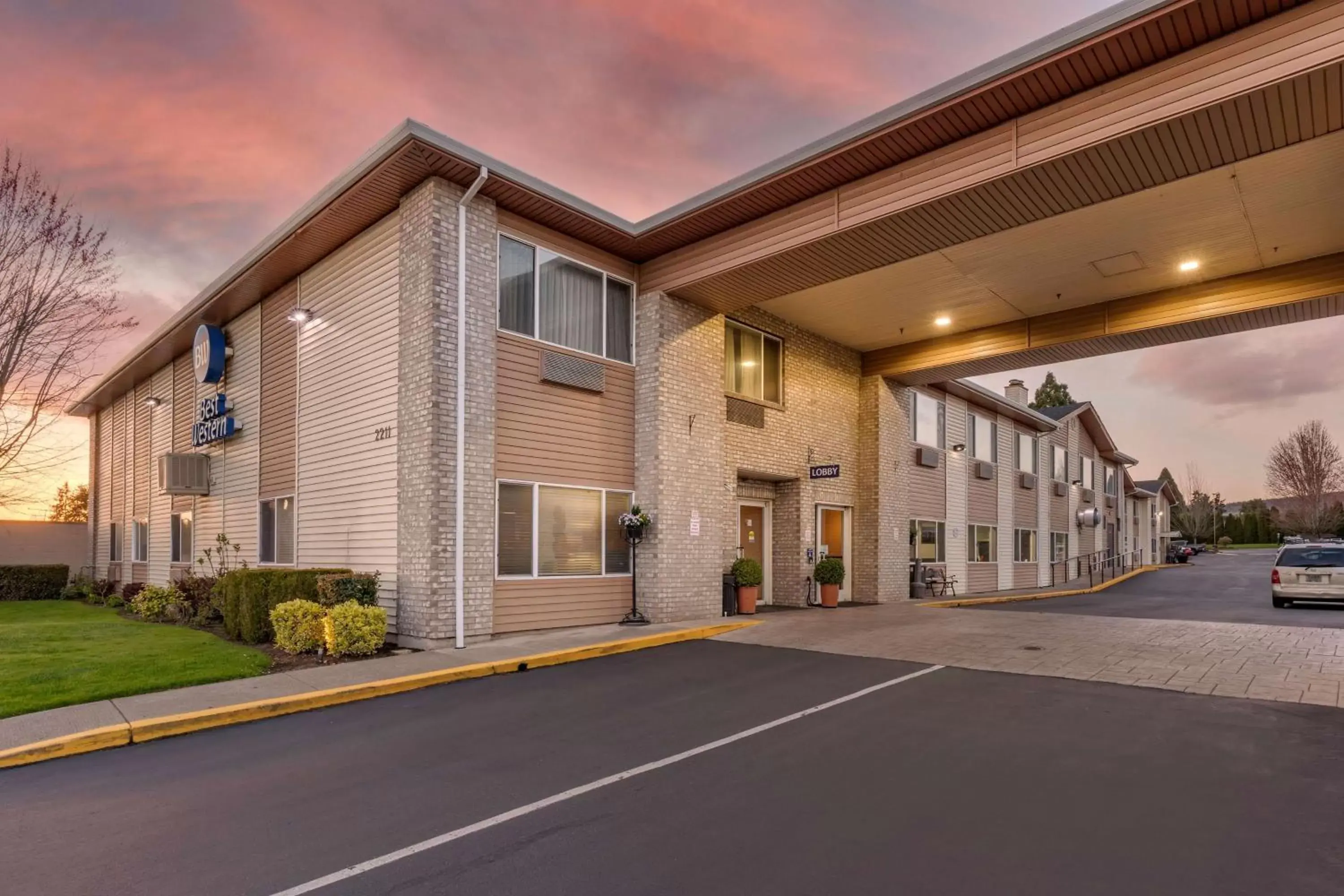 Property building in Best Western Newberg Inn