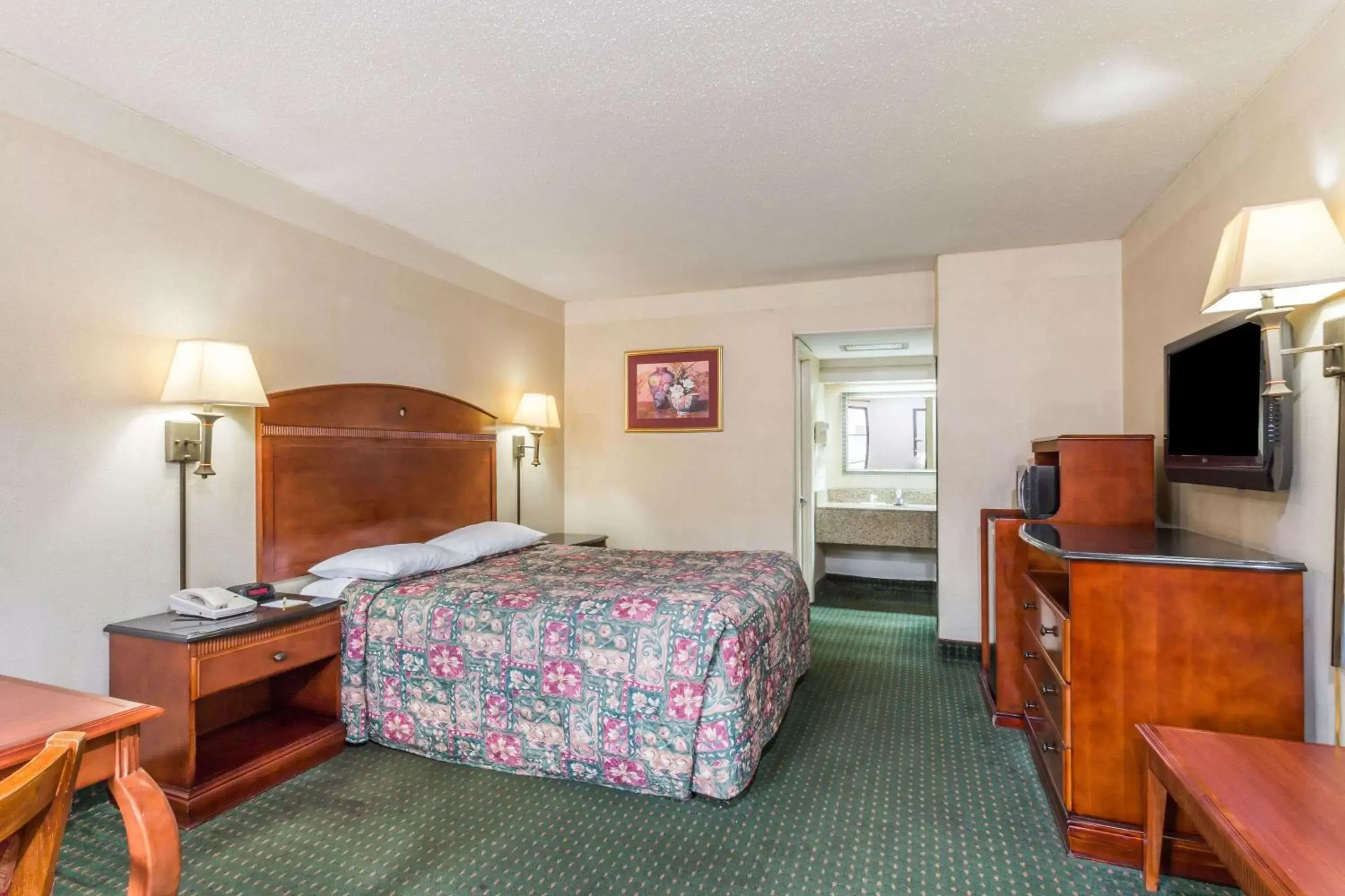 Photo of the whole room, Bed in Days Inn by Wyndham Camp Springs Andrews AFB