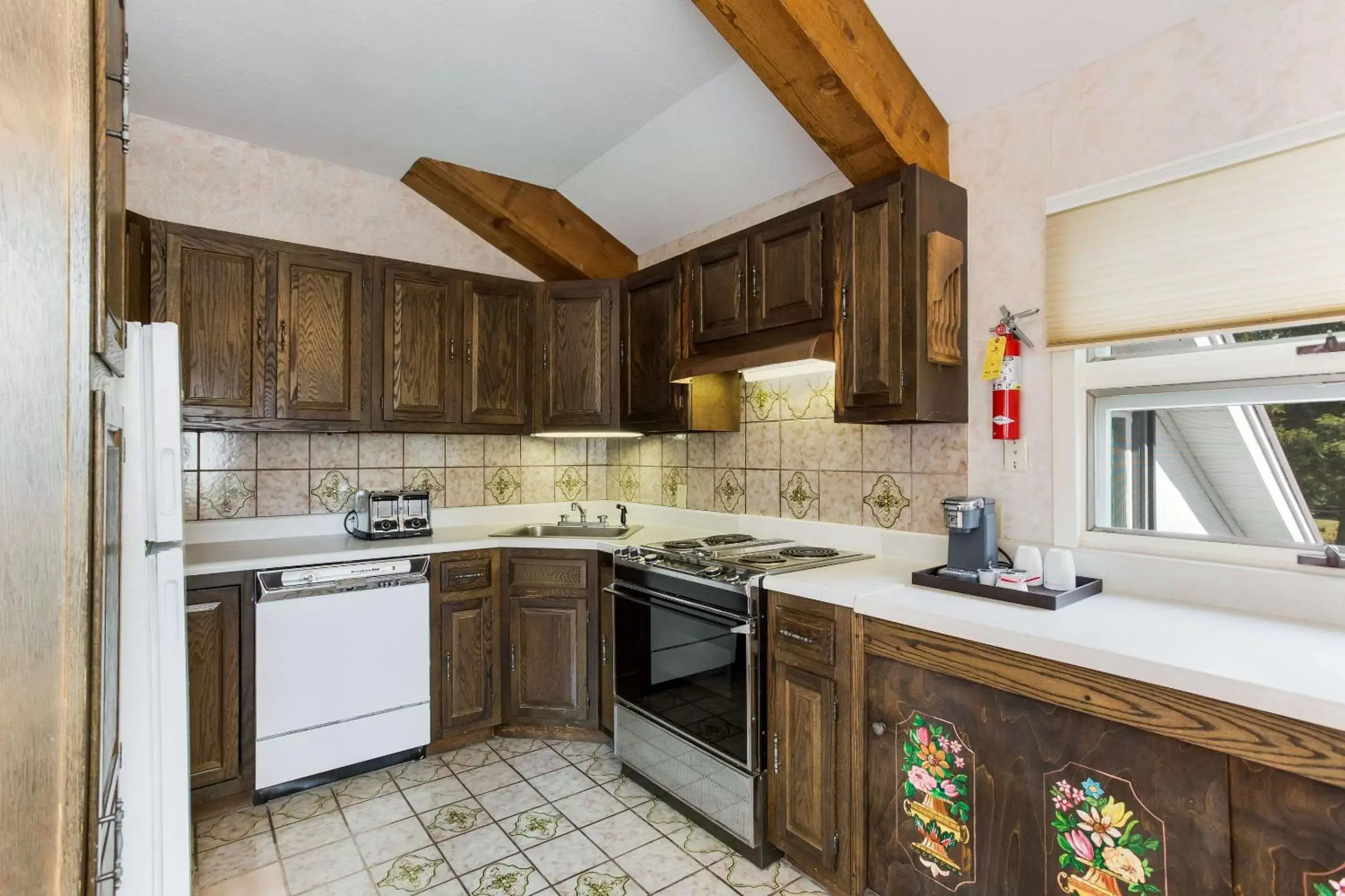 Photo of the whole room, Kitchen/Kitchenette in The Palmer House Resort, Ascend Hotel Collection