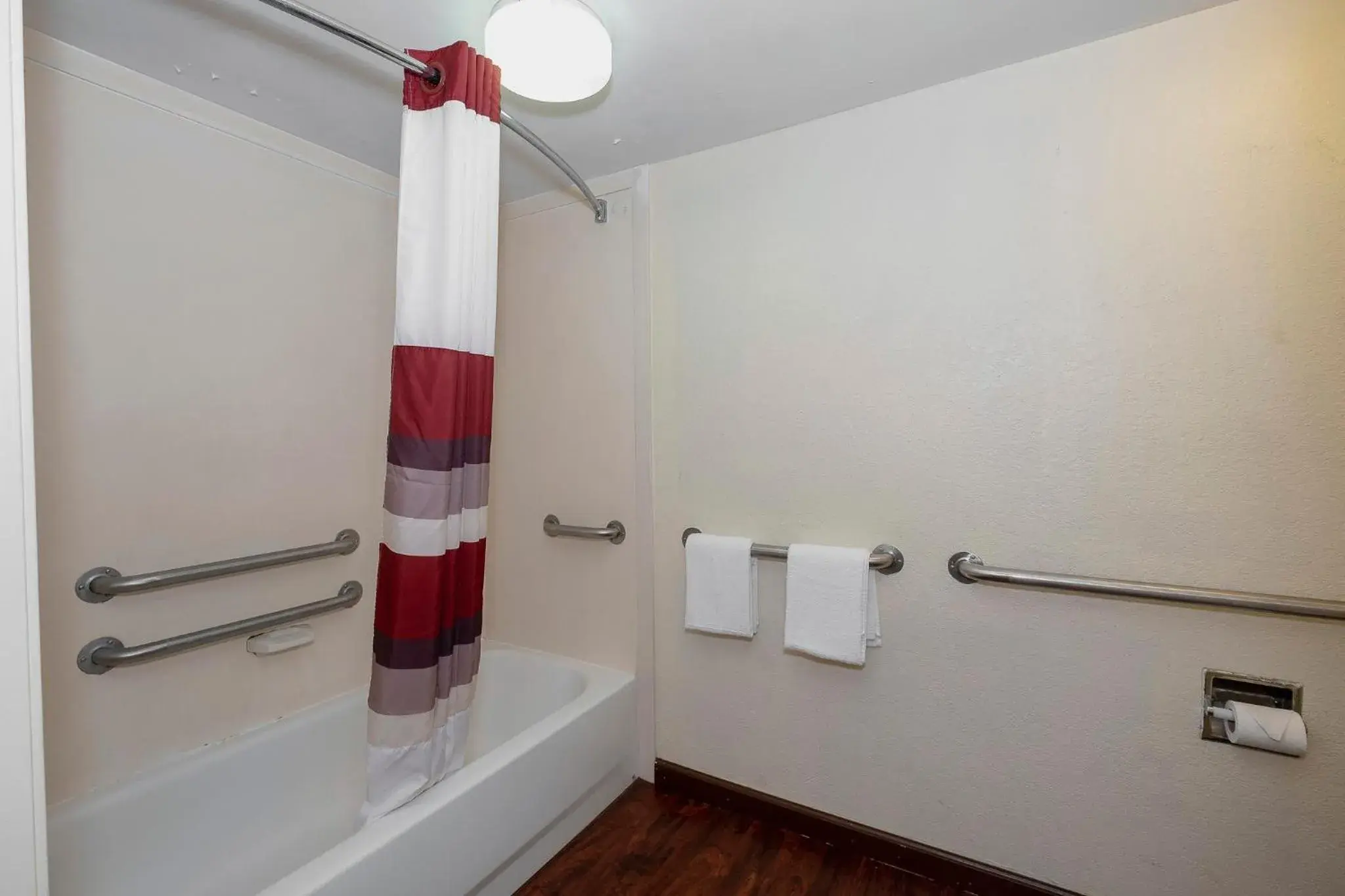 Bathroom in Red Roof Inn Jackson North – Ridgeland