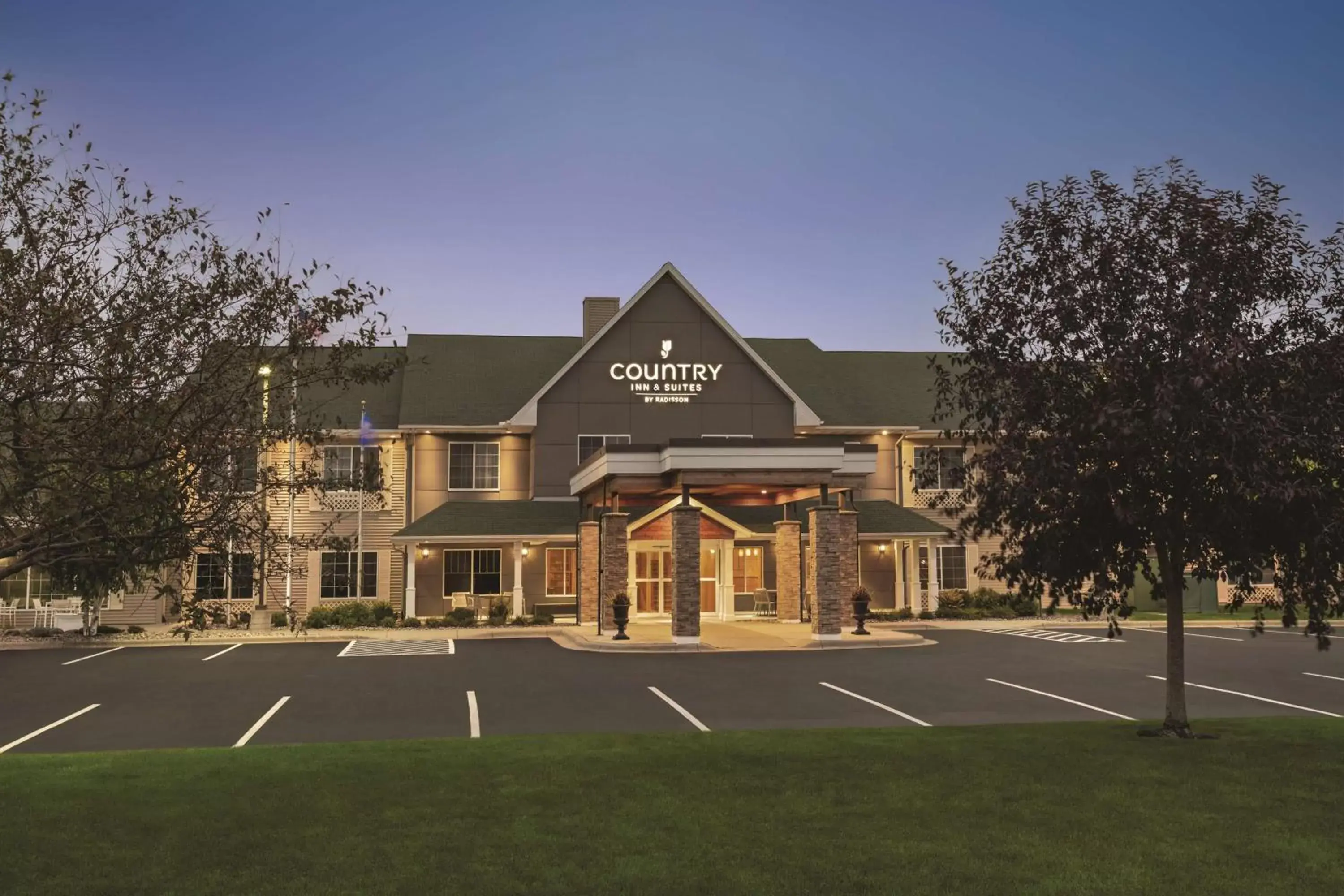 Property Building in Country Inn & Suites by Radisson, Willmar, MN