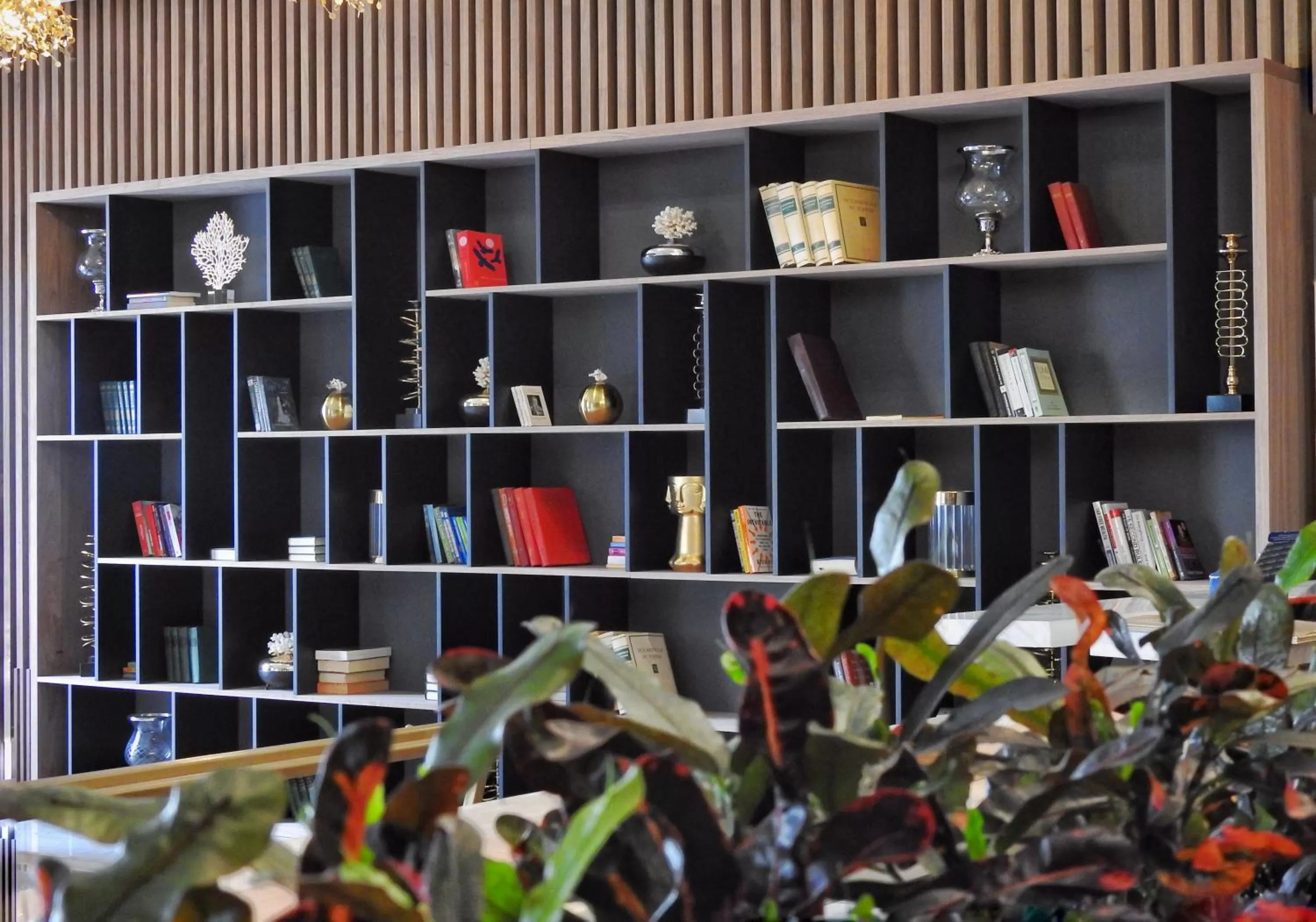 Library in Marjan Plaza Hotel