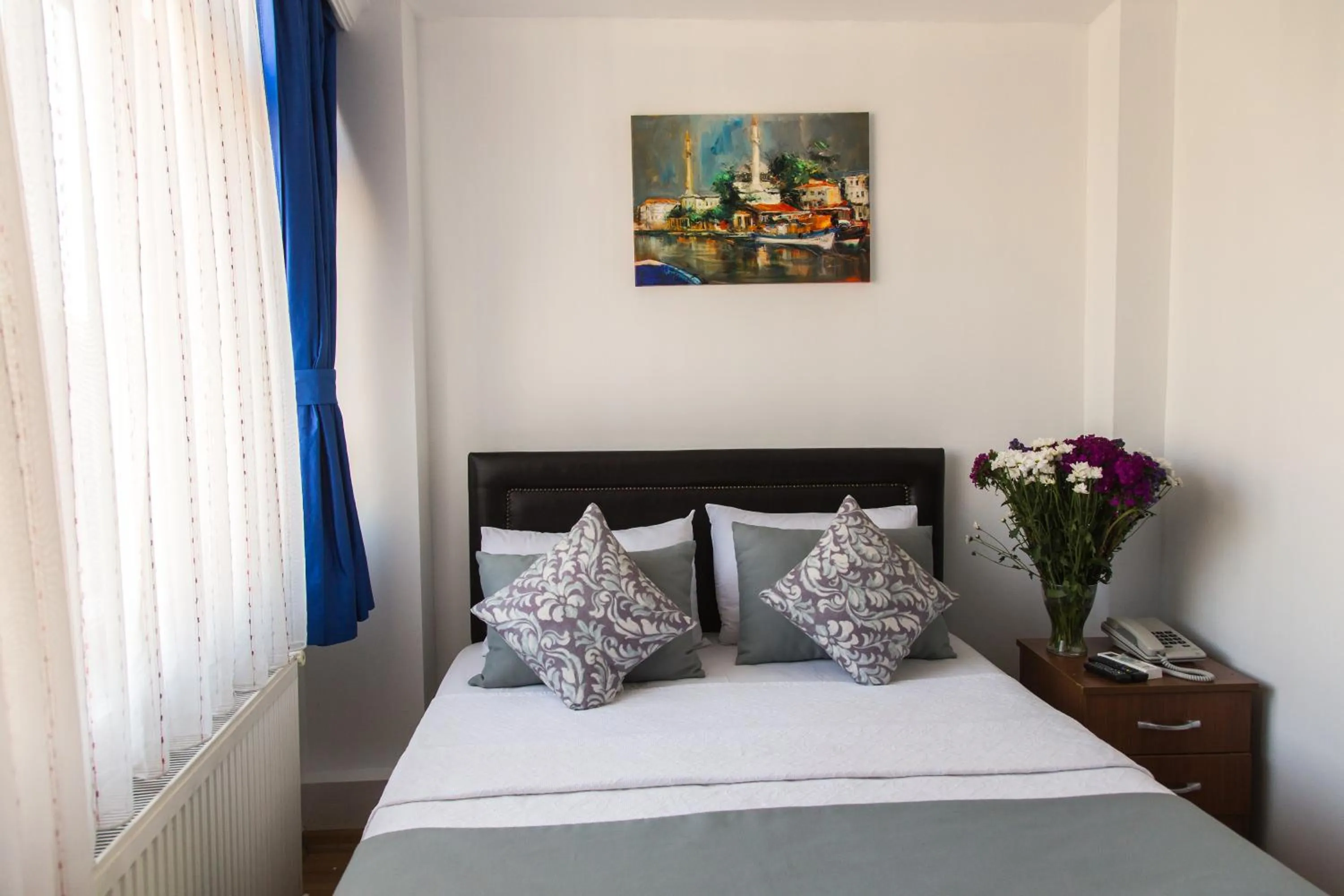 Property building, Bed in The House of Tulpan