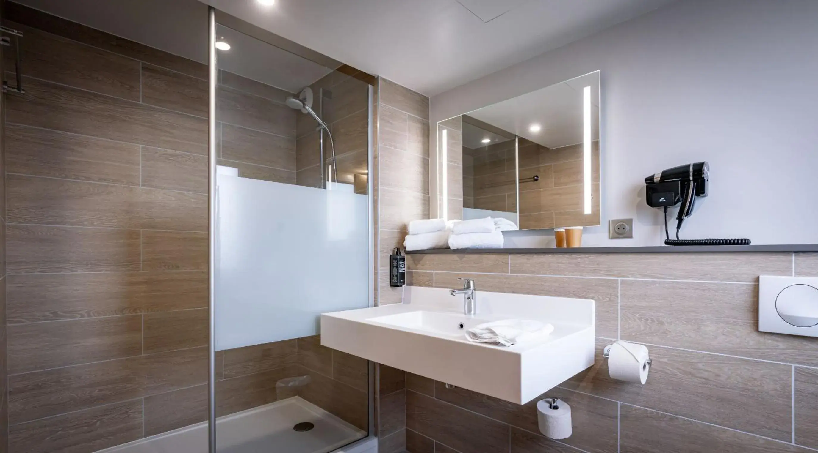 Bathroom in ibis Styles Valenciennes Petite Foret