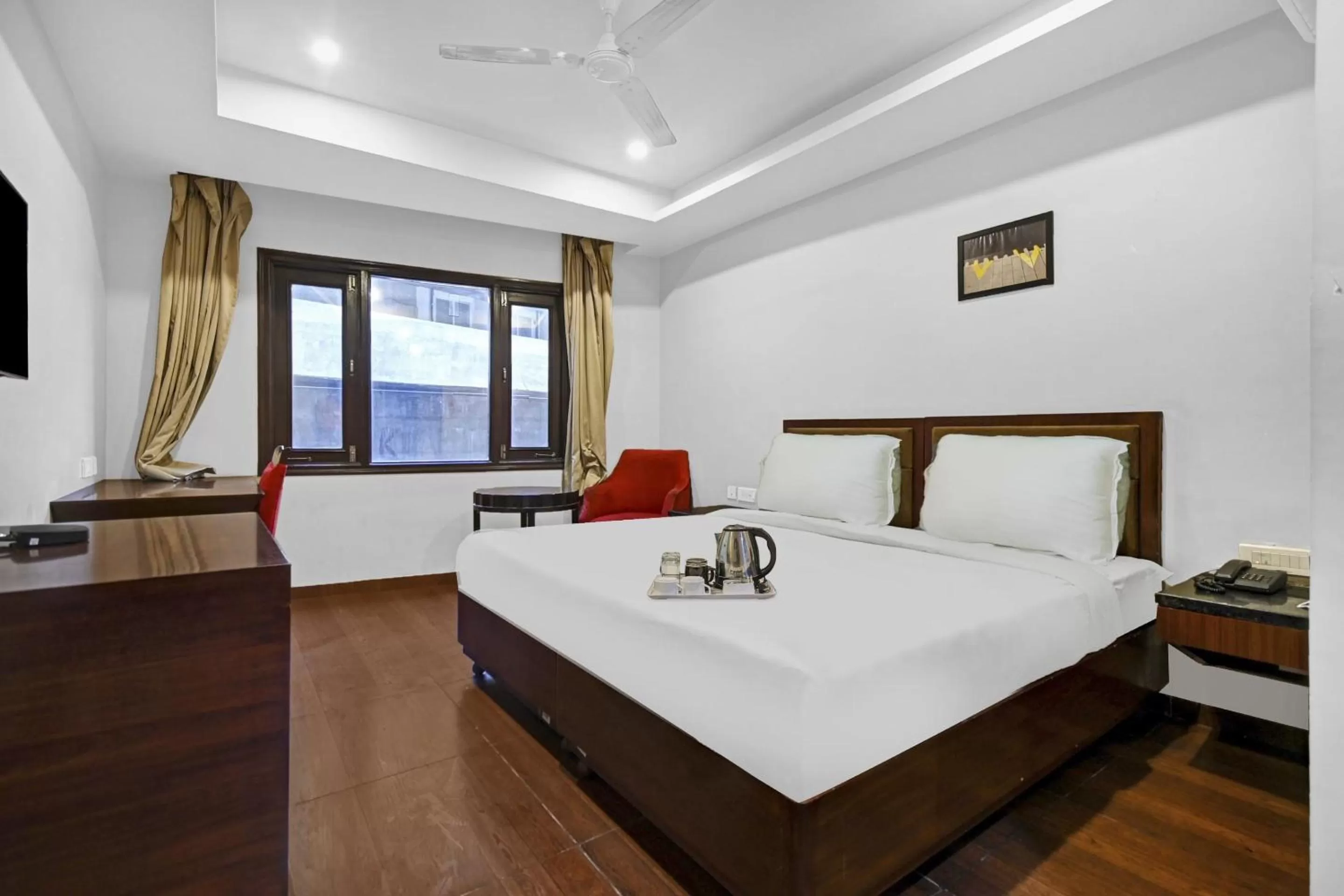 Bedroom in Super OYO Townhouse 132 Hotel The Grand