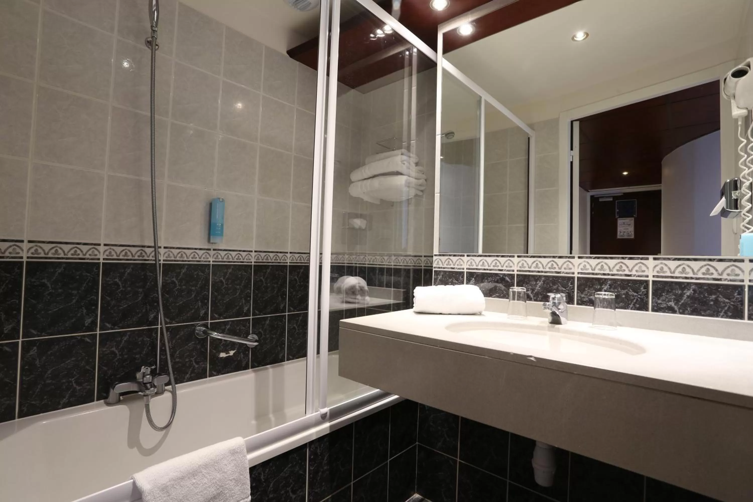 Bathroom in Best Western Le Pont d'Or