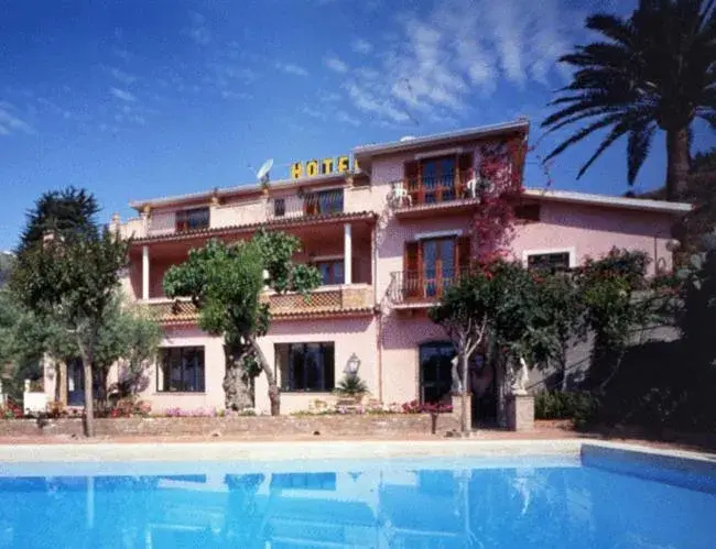 Facade/entrance, Property Building in Hotel Villa Sirina