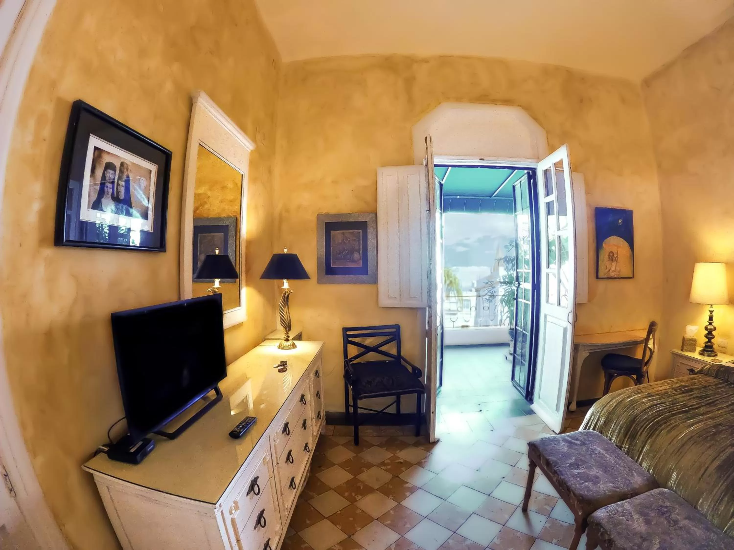 TV and multimedia in La Perla Hotel Boutique B&B
