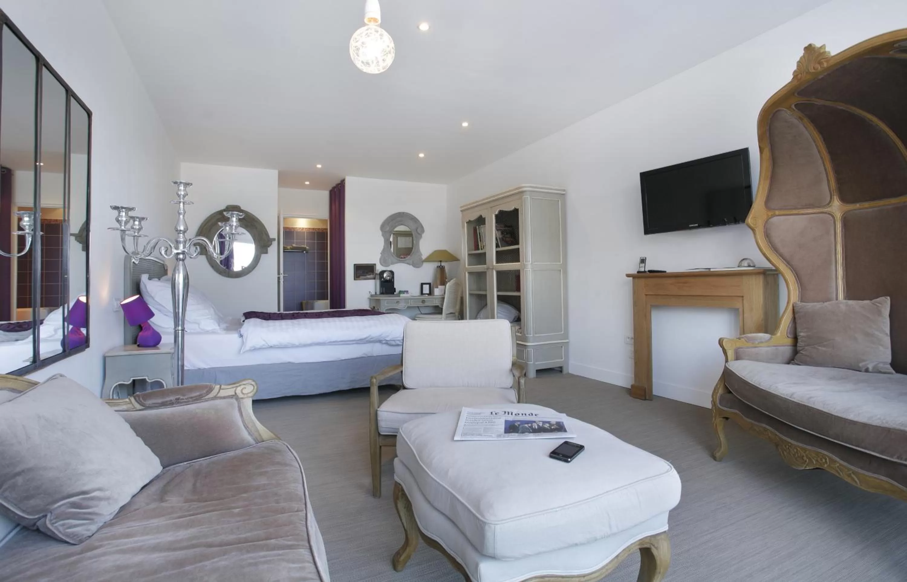 Bed in The Originals Hôtel Le Cise Restaurant Chambres et Suites