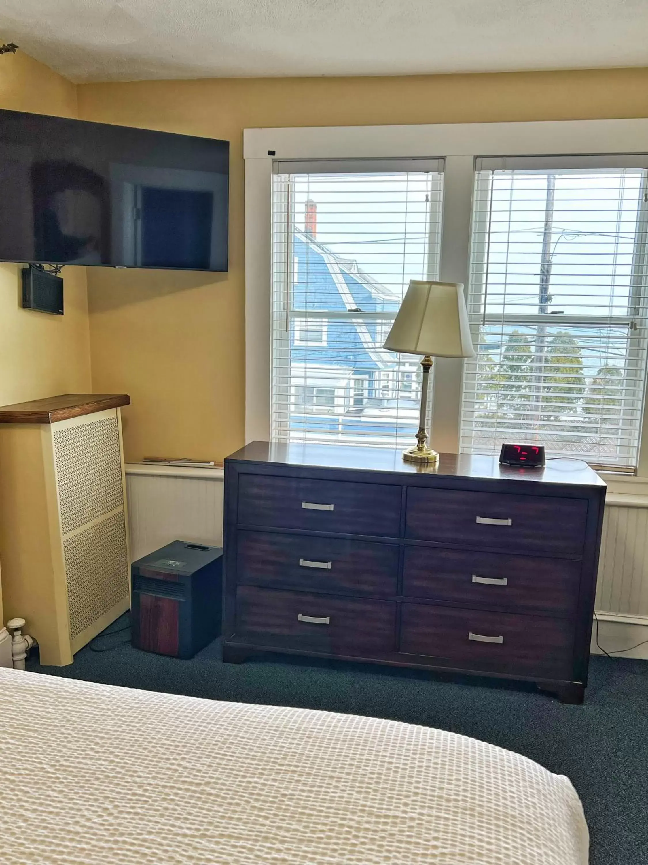 Bedroom, TV/Entertainment Center in Winthrop Arms Hotel Restaurant Logan Airport