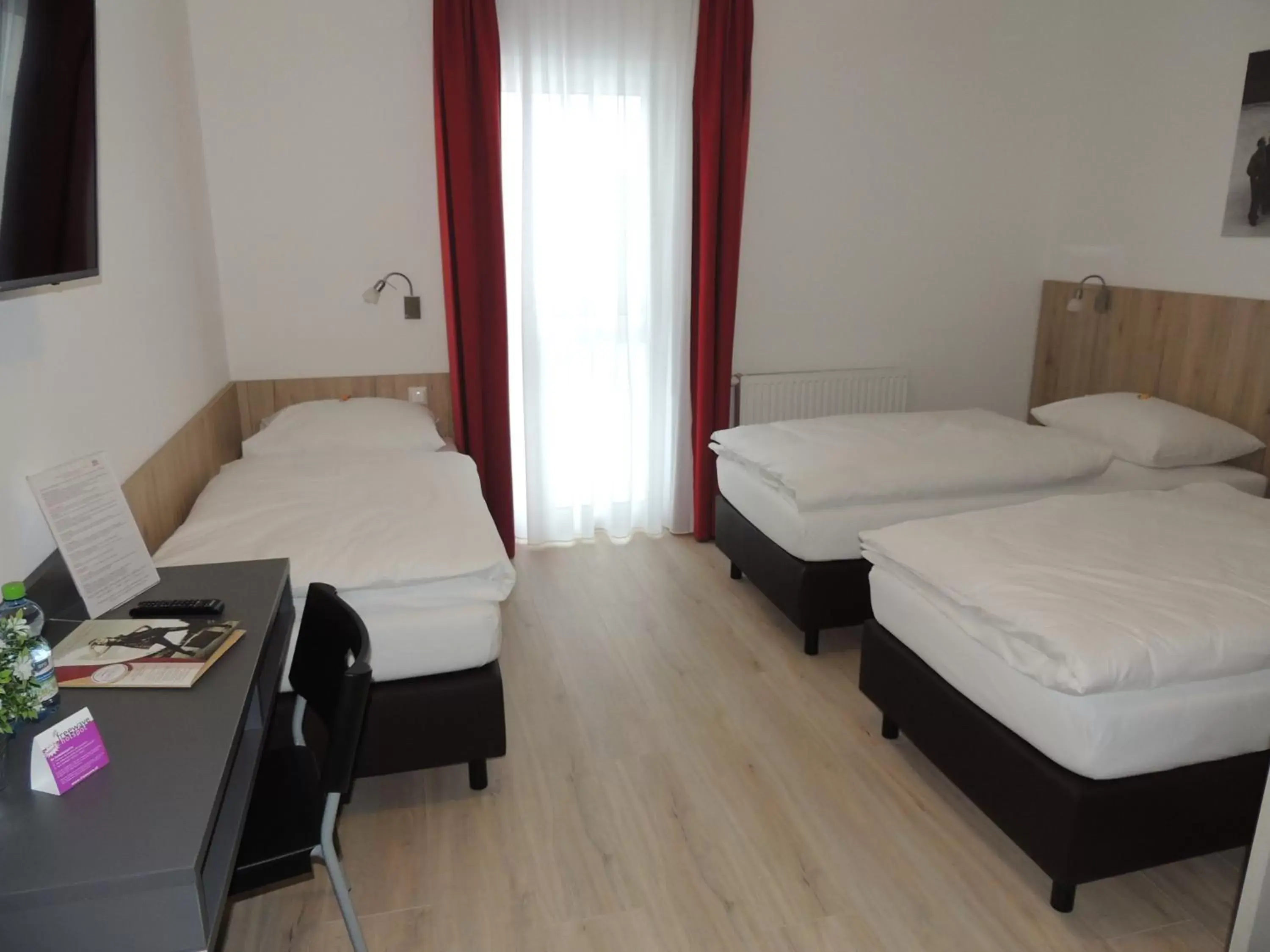 Classic Triple Room in AVIA Motel Bisamberg Classic Triple Room in AVIA Motel Bisamberg