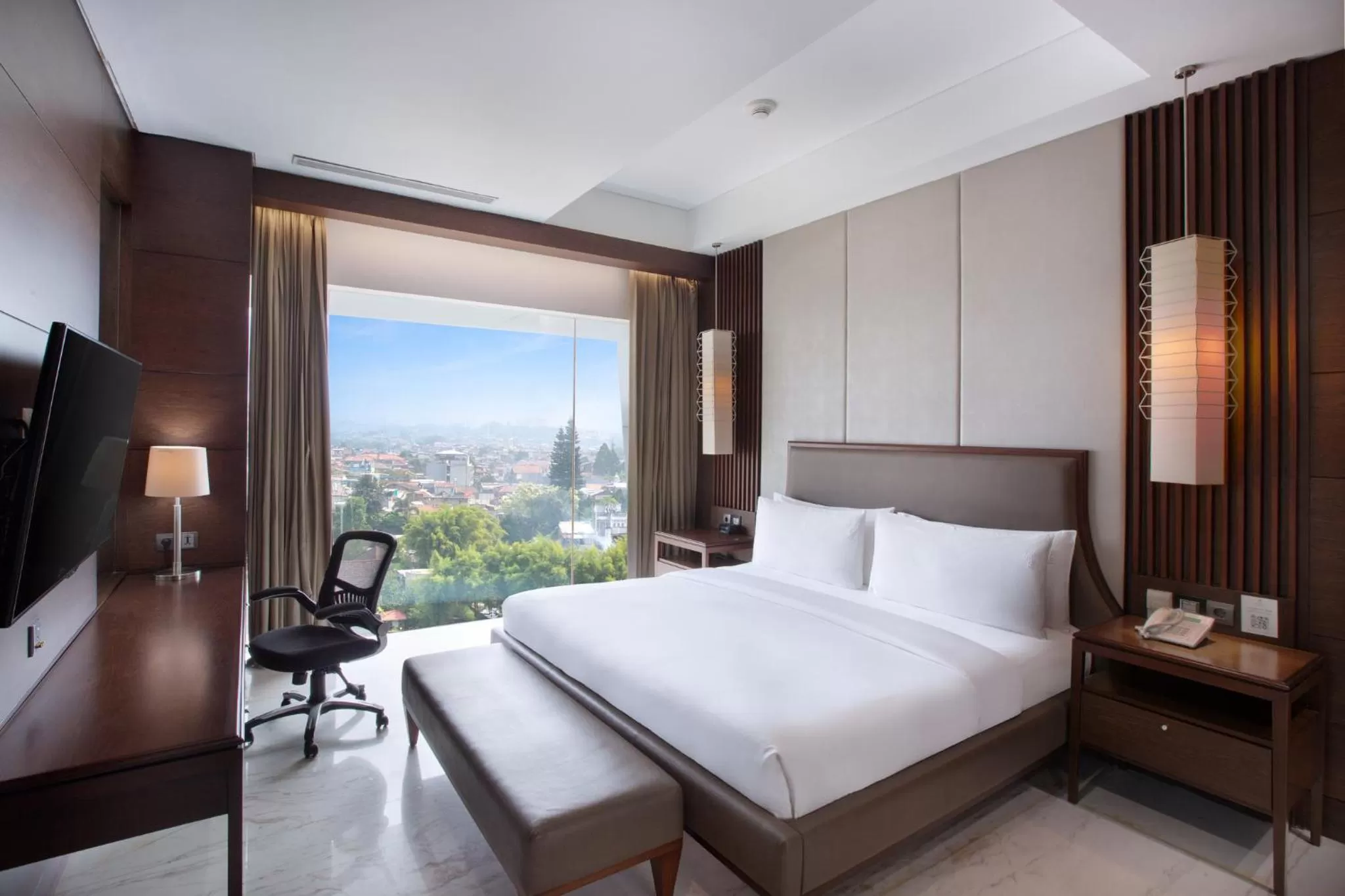 Photo of the whole room, Bed in Holiday Inn Bandung Pasteur by IHG