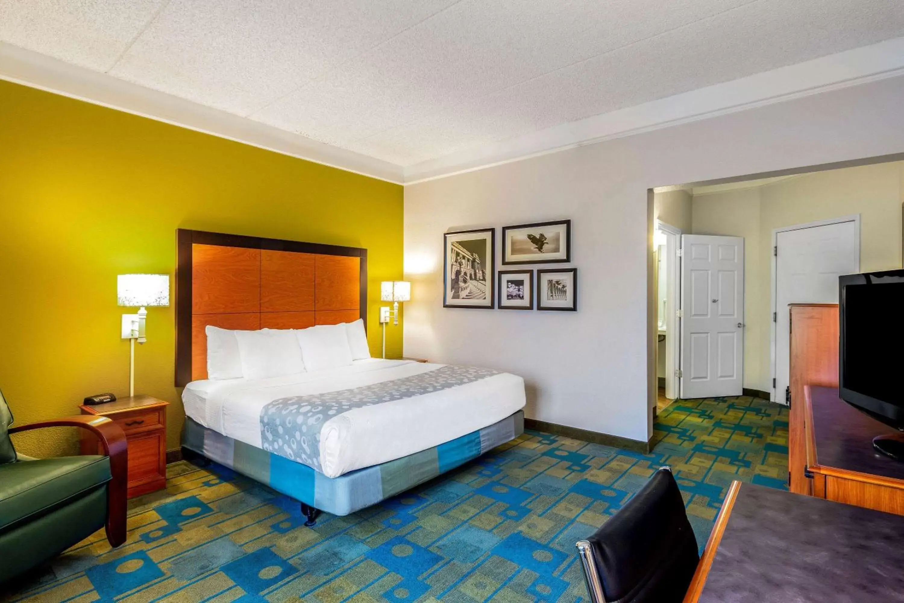 Photo of the whole room, Bed in La Quinta by Wyndham Fremont / Silicon Valley