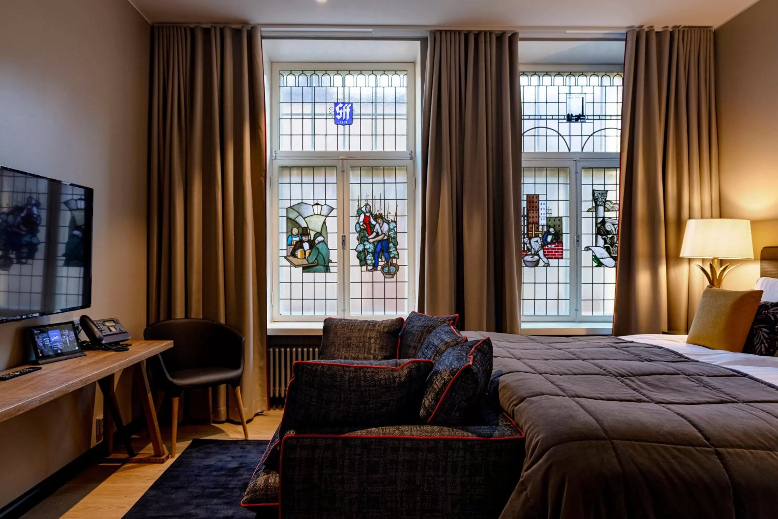 Communal lounge/ TV room, Bed in Hotel F6