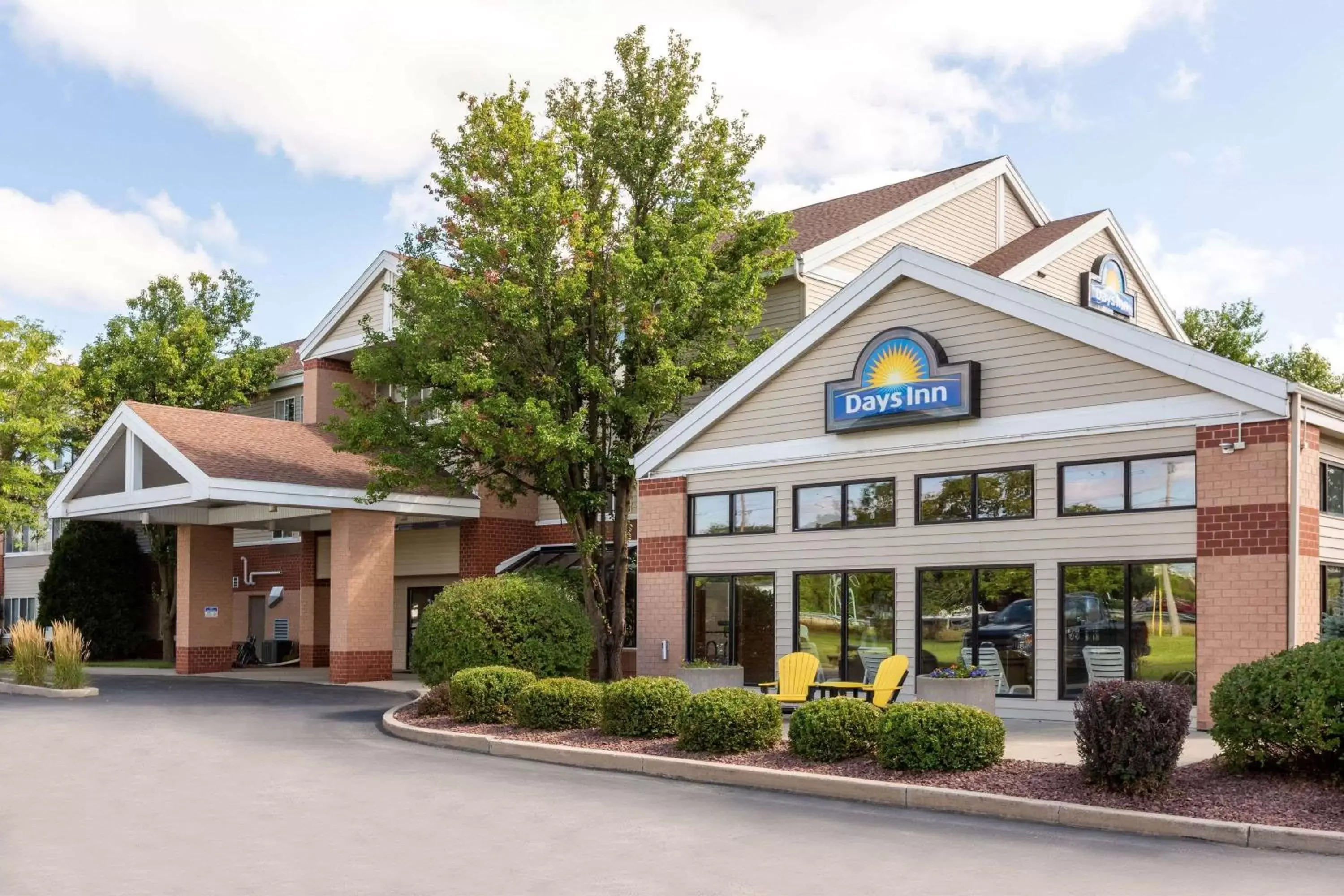 Property Building in Days Inn & Suites by Wyndham Madison