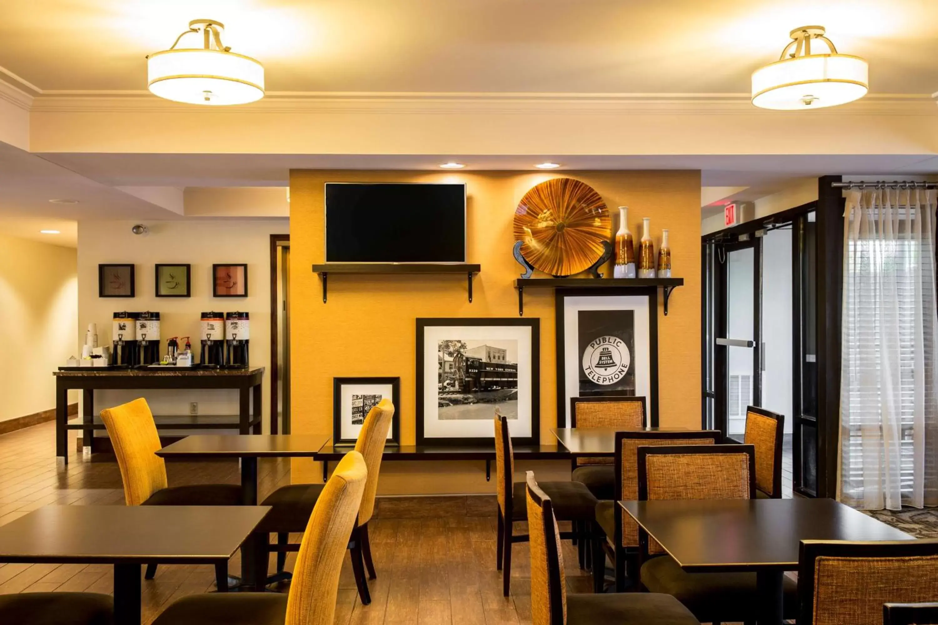 Dining area, Restaurant/Places to Eat in Hampton Inn Philadelphia-Airport